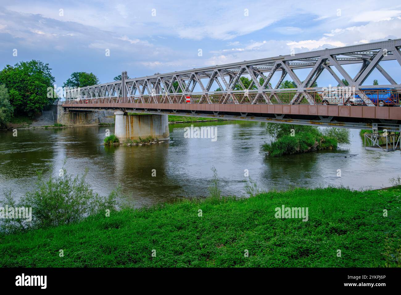Pont à ossature métallique sur l'Oder dans la ville de Brieg/Brzeg, Powiat Brzeski, Voïvodie d'Opole, Pologne. Banque D'Images