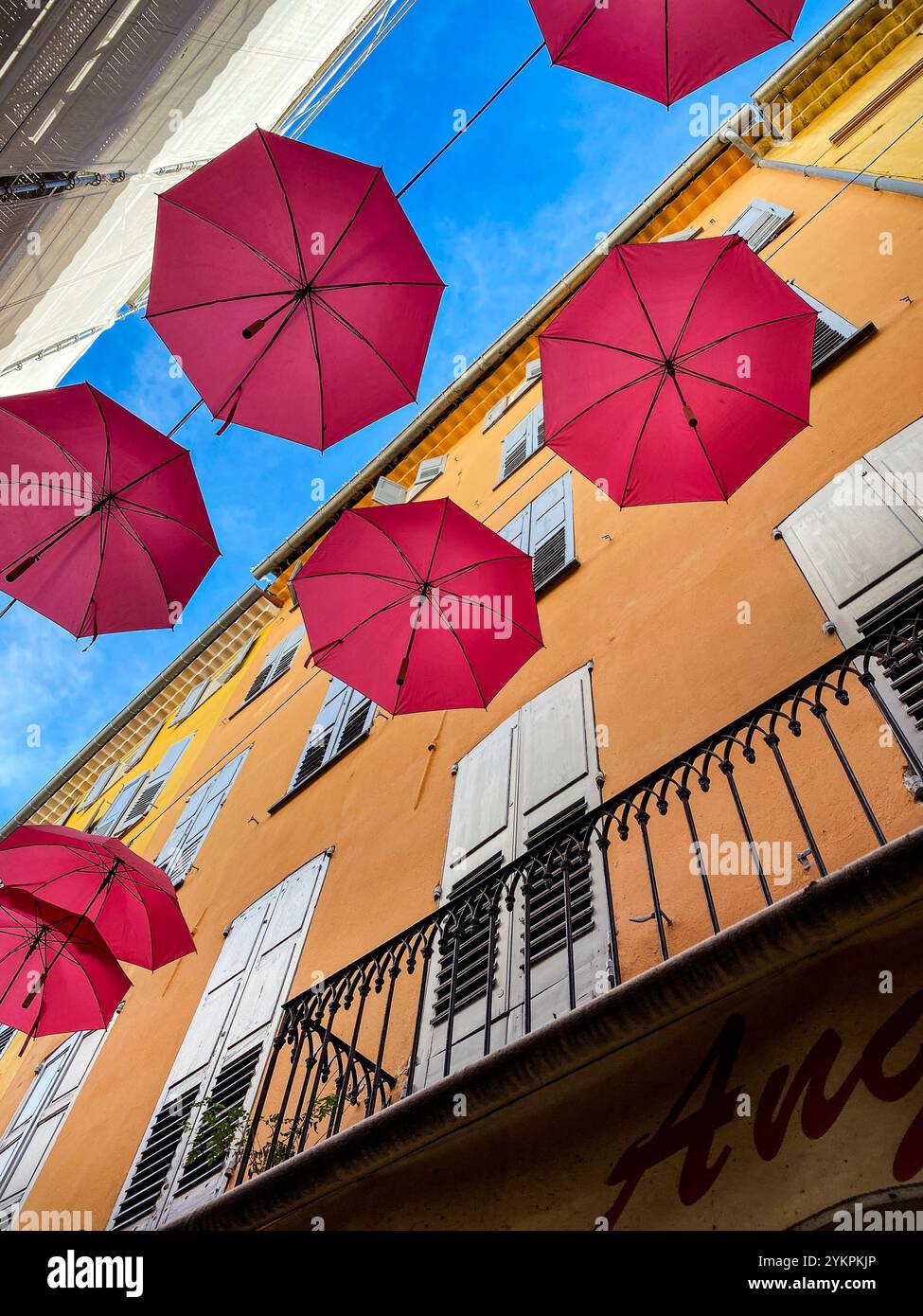 Die Altstadt von Grasse, der Parfümstadt in Südfrankreich, dekoriert mit geöffneten Regenschirmen über den Gassen. Banque D'Images