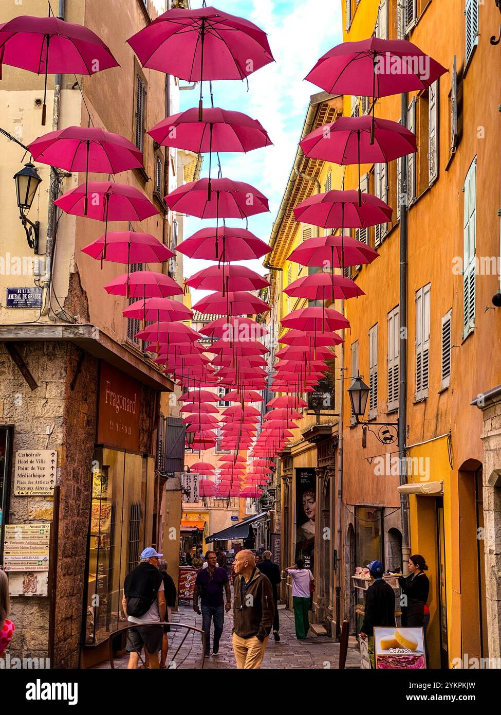 Die Altstadt von Grasse, der Parfümstadt in Südfrankreich, dekoriert mit geöffneten Regenschirmen über den Gassen. Banque D'Images