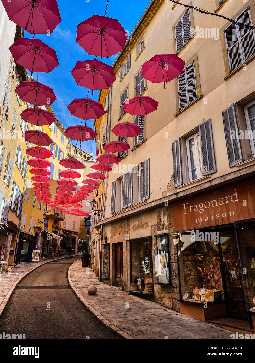 Die Altstadt von Grasse, der Parfümstadt in Südfrankreich, dekoriert mit geöffneten Regenschirmen über den Gassen. Banque D'Images