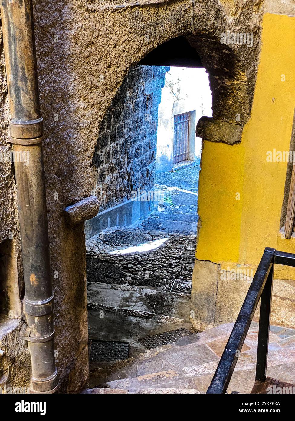 Die Altstadt von Grasse, der Parfümstadt in Südfrankreich, dekoriert mit geöffneten Regenschirmen über den Gassen. Banque D'Images