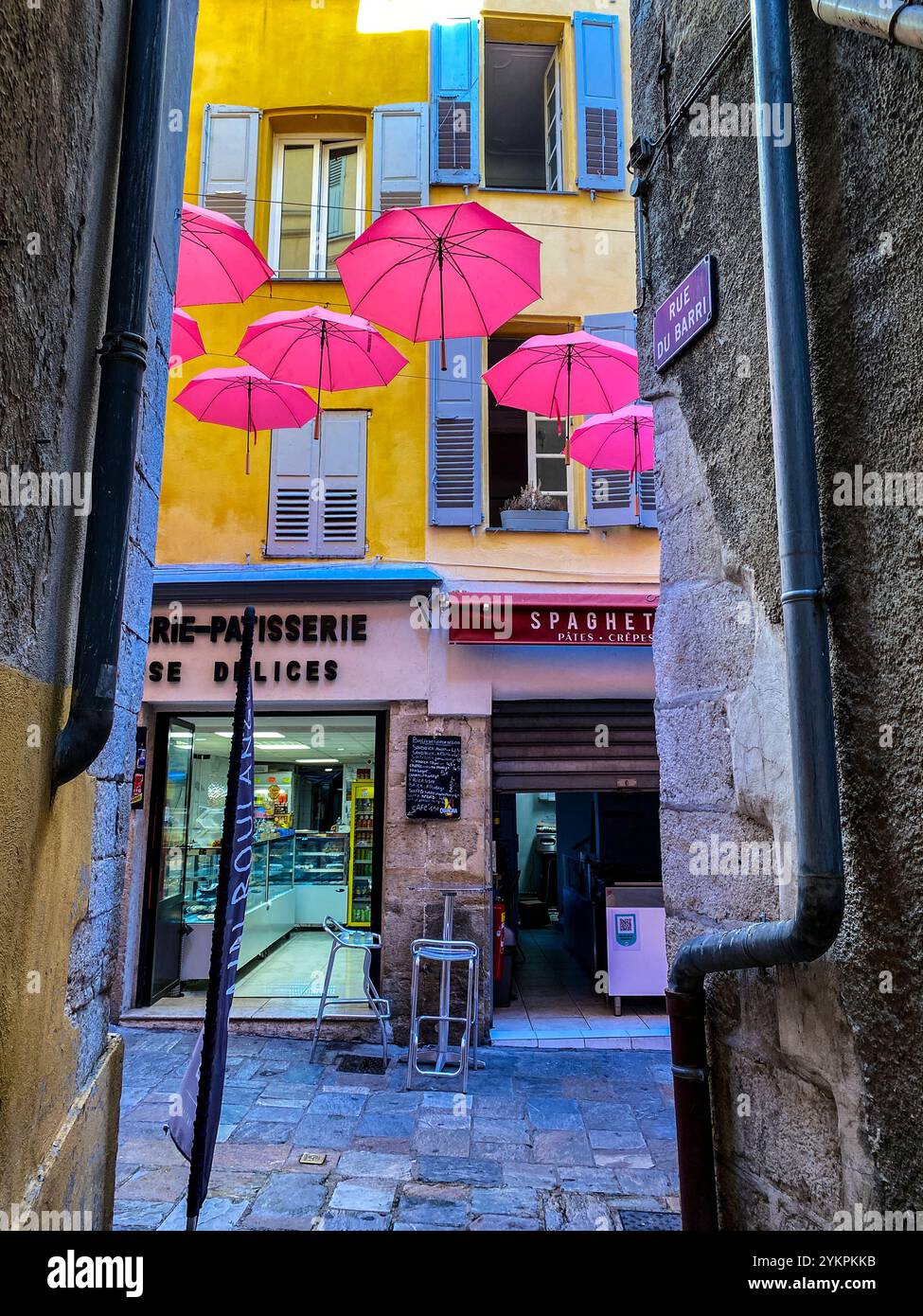 Die Altstadt von Grasse, der Parfümstadt in Südfrankreich, dekoriert mit geöffneten Regenschirmen über den Gassen. Banque D'Images