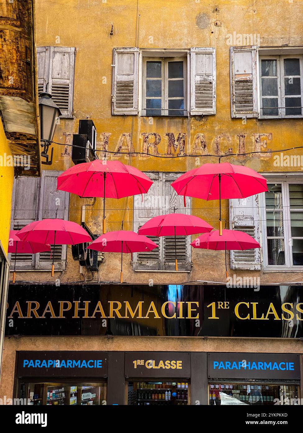 Die Altstadt von Grasse, der Parfümstadt in Südfrankreich, dekoriert mit geöffneten Regenschirmen über den Gassen. Banque D'Images