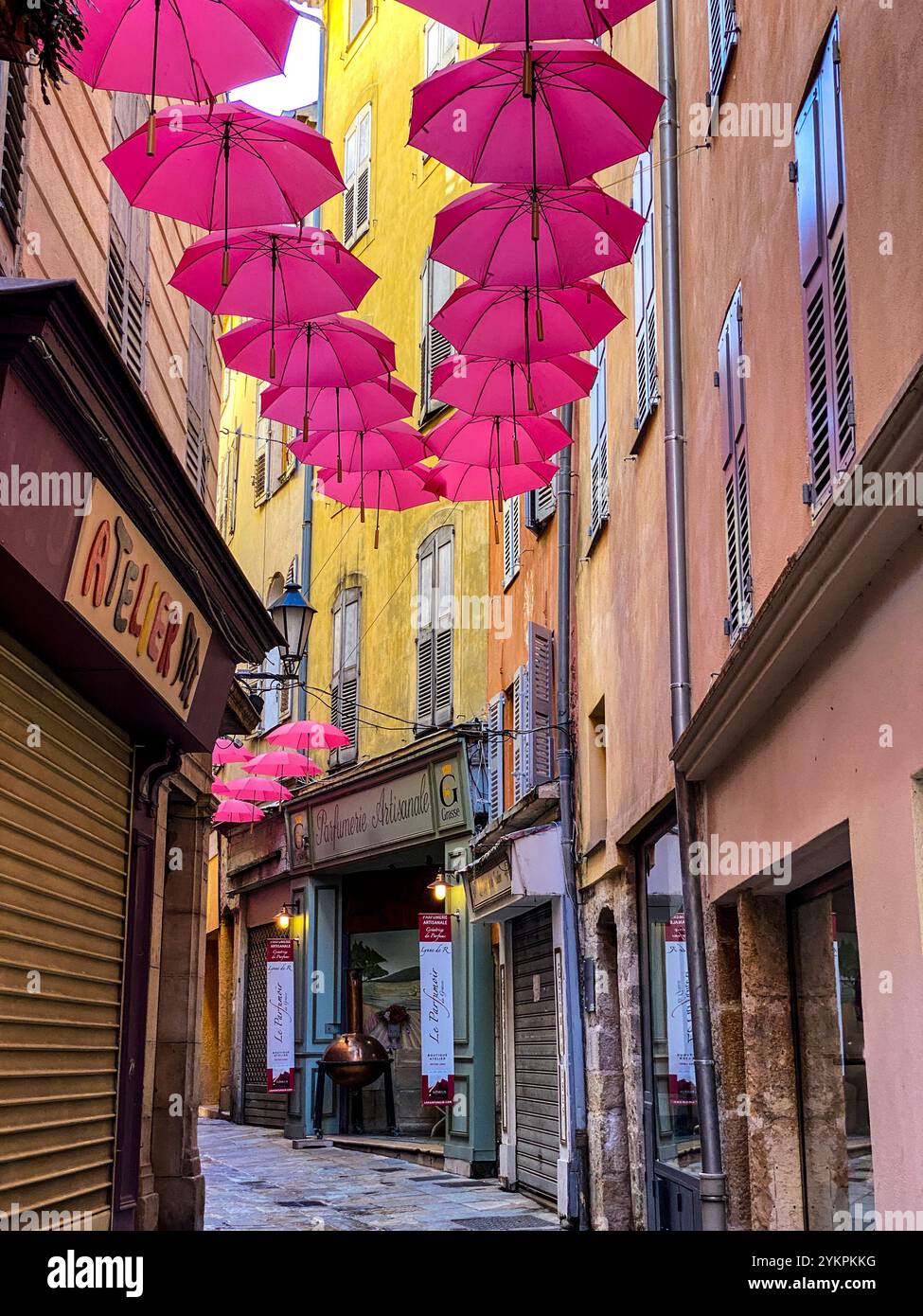 Die Altstadt von Grasse, der Parfümstadt in Südfrankreich, dekoriert mit geöffneten Regenschirmen über den Gassen. Banque D'Images