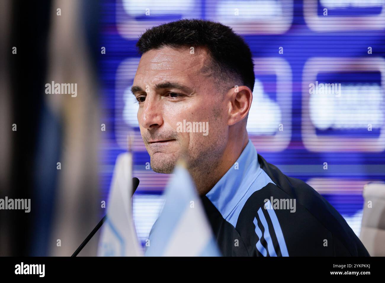 Ezeiza, Argentine - 18 novembre 2024 : Lionel Scaloni, entraîneur de l'équipe nationale Argentine de football, s'adresse aux médias lors d'une conférence de presse au centre d'entraînement de l'équipe à Ezeiza. En prévision du prochain match de qualification pour la Coupe du monde contre le Pérou à la Bombonera, le stade emblématique de Boca Juniors, Scaloni a exprimé sa confiance dans la performance de son équipe malgré sa récente défaite face au Paraguay. L’entraîneur a souligné la résilience de l’équipe et sa préparation pour la rencontre décisive. (Photo UNAR photo) Banque D'Images