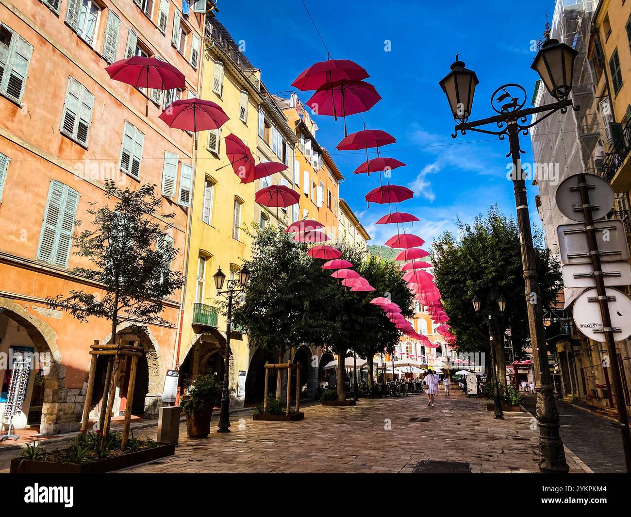 Die Altstadt von Grasse, der Parfümstadt in Südfrankreich, dekoriert mit geöffneten Regenschirmen über den Gassen. Banque D'Images