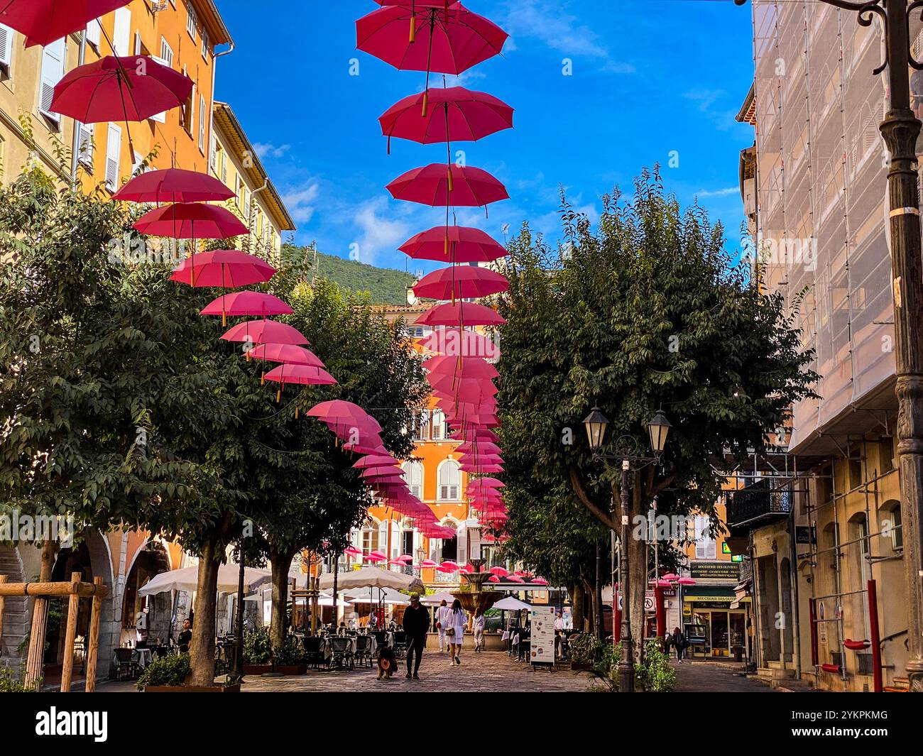 Die Altstadt von Grasse, der Parfümstadt in Südfrankreich, dekoriert mit geöffneten Regenschirmen über den Gassen. Banque D'Images