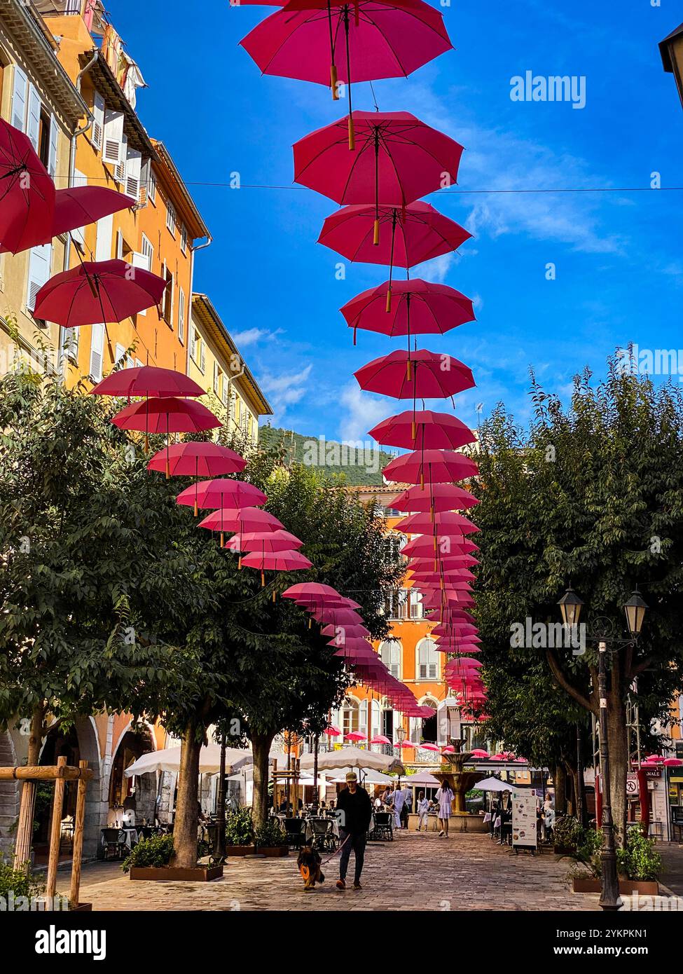 Die Altstadt von Grasse, der Parfümstadt in Südfrankreich, dekoriert mit geöffneten Regenschirmen über den Gassen. Banque D'Images