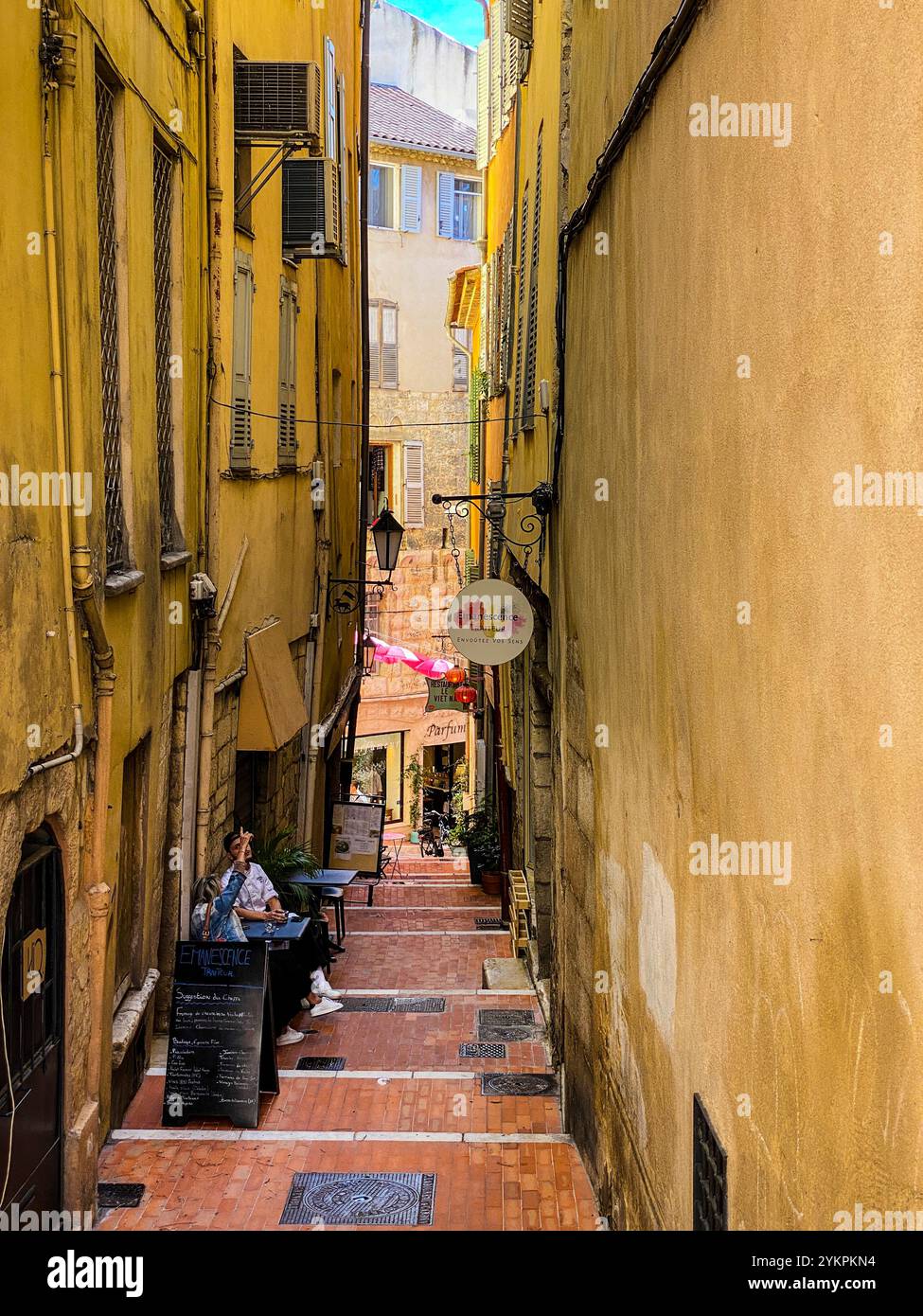 Die Altstadt von Grasse, der Parfümstadt in Südfrankreich, dekoriert mit geöffneten Regenschirmen über den Gassen. Banque D'Images