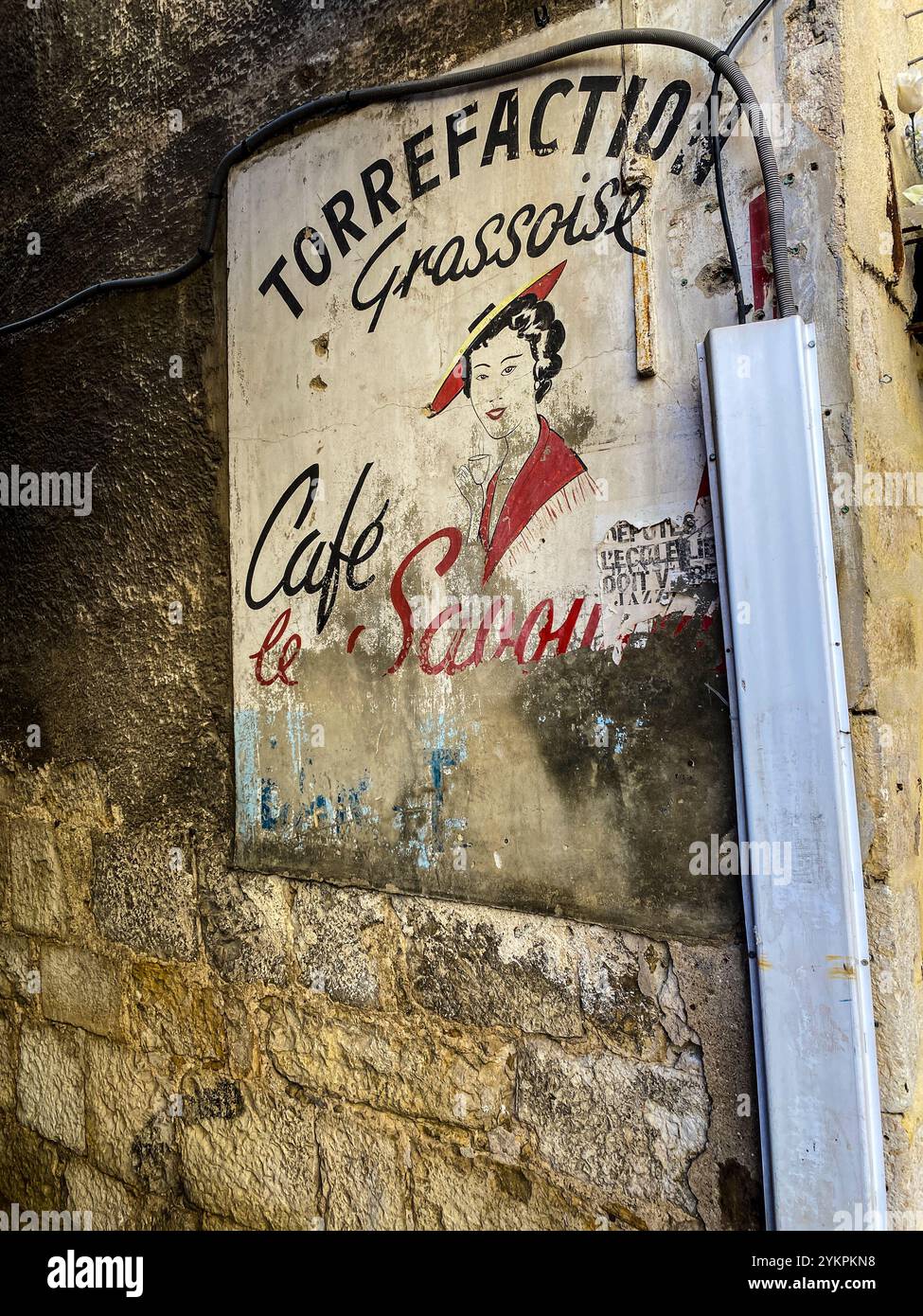 Die Altstadt von Grasse, der Parfümstadt in Südfrankreich, dekoriert mit geöffneten Regenschirmen über den Gassen. Banque D'Images