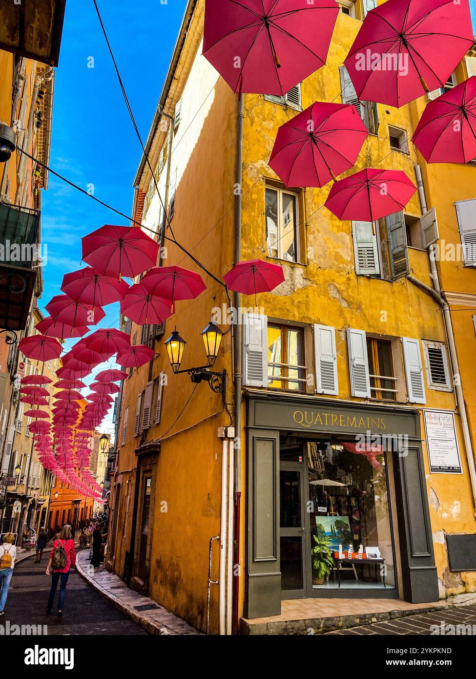 Die Altstadt von Grasse, der Parfümstadt in Südfrankreich, dekoriert mit geöffneten Regenschirmen über den Gassen. Banque D'Images