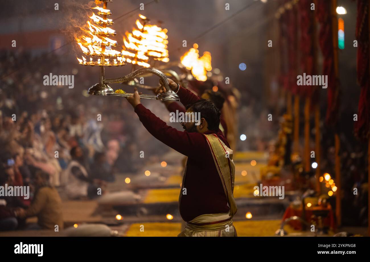 Ganga aarti, Portrait d'un jeune prêtre masculin exécutant la rivière sainte ganga soirée aarti au dashwamedh ghat en robe traditionnelle avec des rituels hindous. Banque D'Images