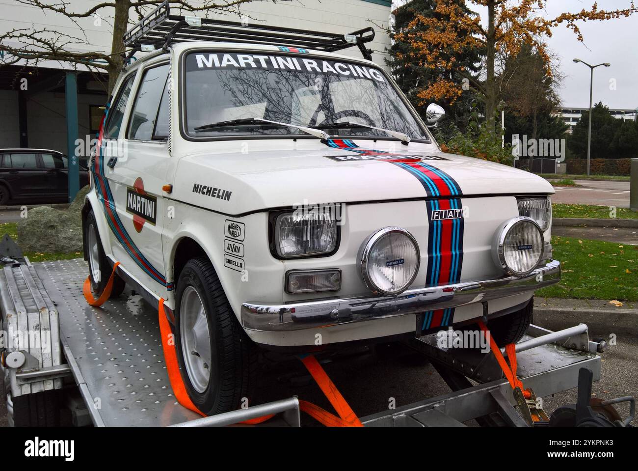 Fiat 126 Oldtimer mit Martini Racing - Beklebung. Der Fiat 126 War ein Kleinwagen des italienischen Kraftfahrzeugherstellers Fiat, der von 1972 bis 2000 gebaut wurde. Der überwiegende Teil der Fahrzeuge wurde übrigens in Polen produziert. Dort verkaufte Fahrzeuge trugen den Namen Polski Fiat 126p. Der Typ 126 War der Nachfolger des Fiat Nuova 500, auf dem er technisch basierte *** Fiat 126 voiture classique avec autocollant Martini Racing la Fiat 126 était une petite voiture du constructeur automobile italien Fiat, qui a été construite de 1972 à 2000 Banque D'Images