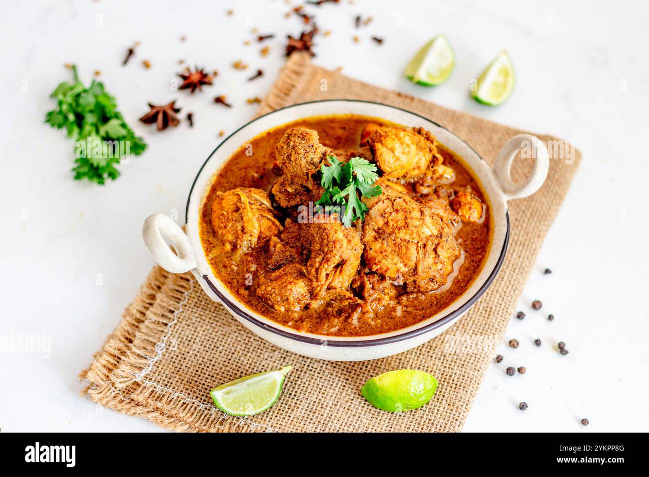 Curry de poulet portugais Goan épicé à base de grains de poivre noir, clous de girofle, coriandre, anis étoilé Banque D'Images