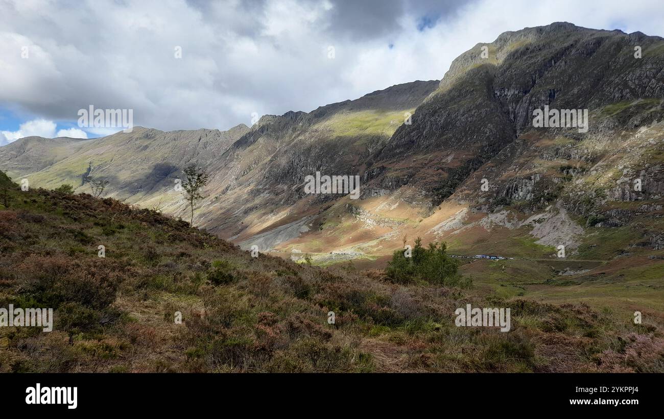 Glencoe Valley, vue vers Glencoe depuis le parking Three Sisters près du début de la promenade cachée de la vallée en Écosse Banque D'Images