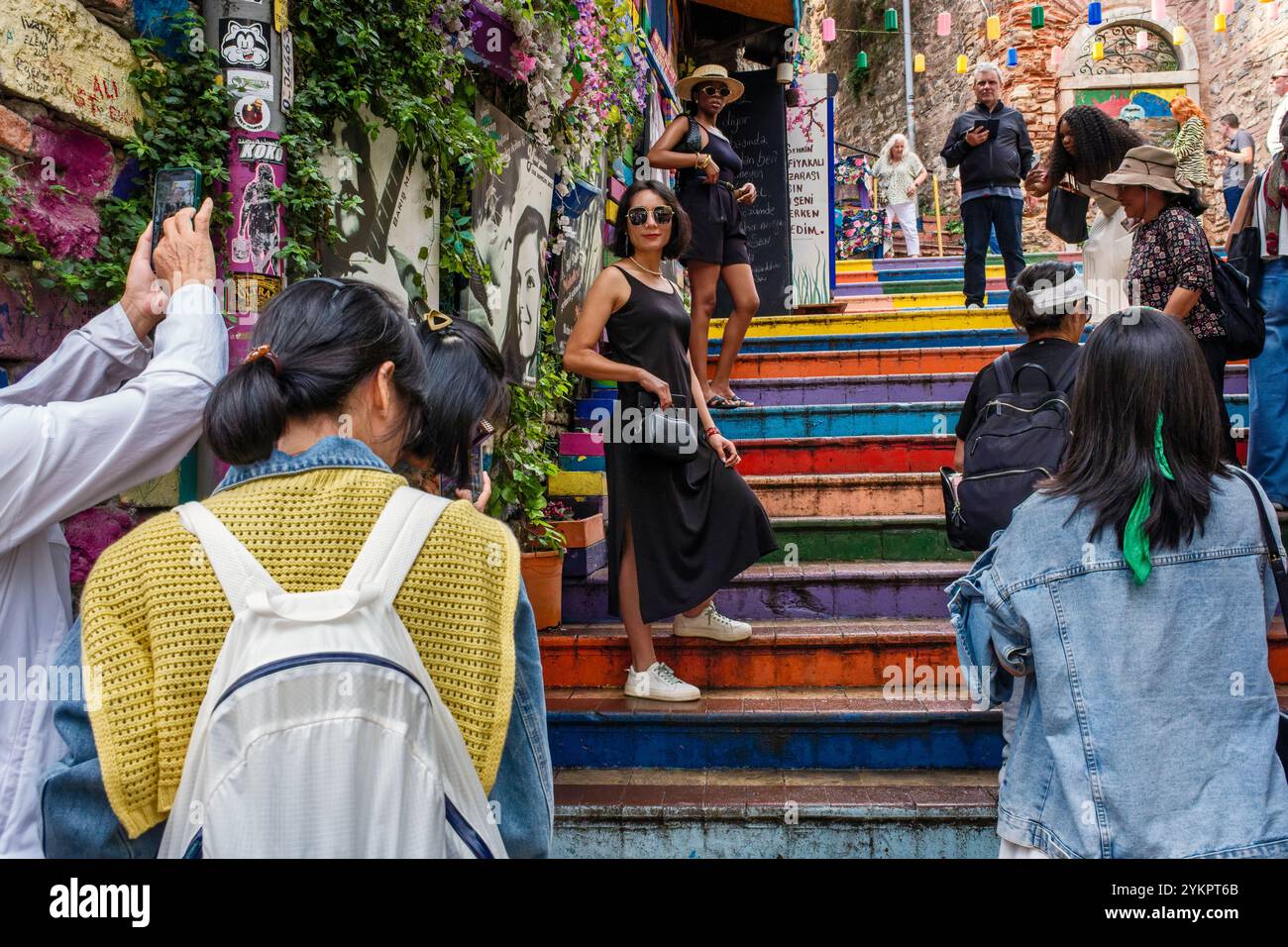 Les escaliers Arc-en-ciel - un lieu de photo populaire pour les touristes à Balat, Istanbul, Turquie Banque D'Images Les escaliers Arc-en-ciel - un lieu de photo populaire pour les touristes à Balat, Istanbul, Turquie Banque D'Images