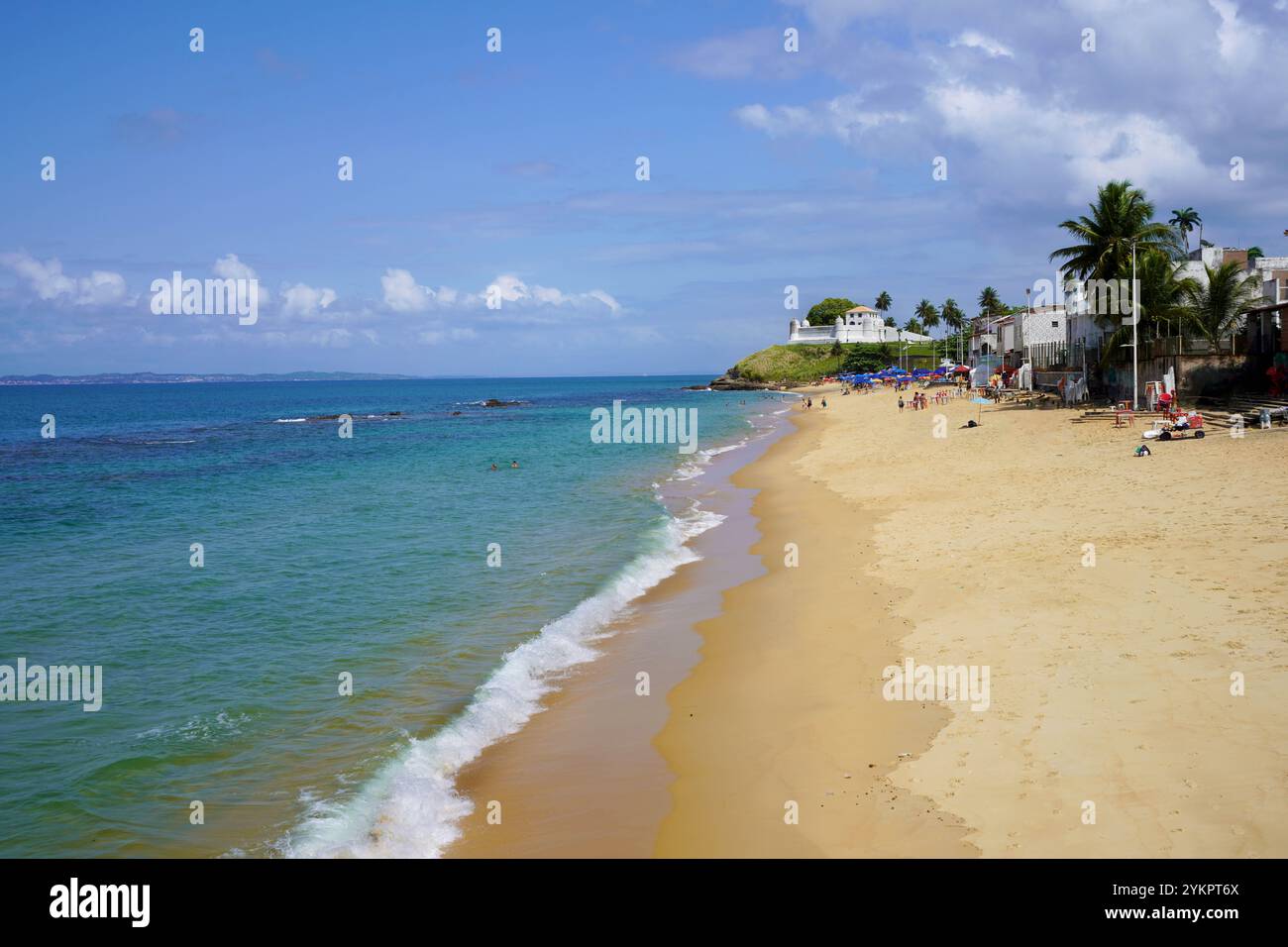 Plage de Praia do Bonfim avec le fort forte do Monte Serrat en arrière-plan, Salvador de Bahia, Brésil Banque D'Images