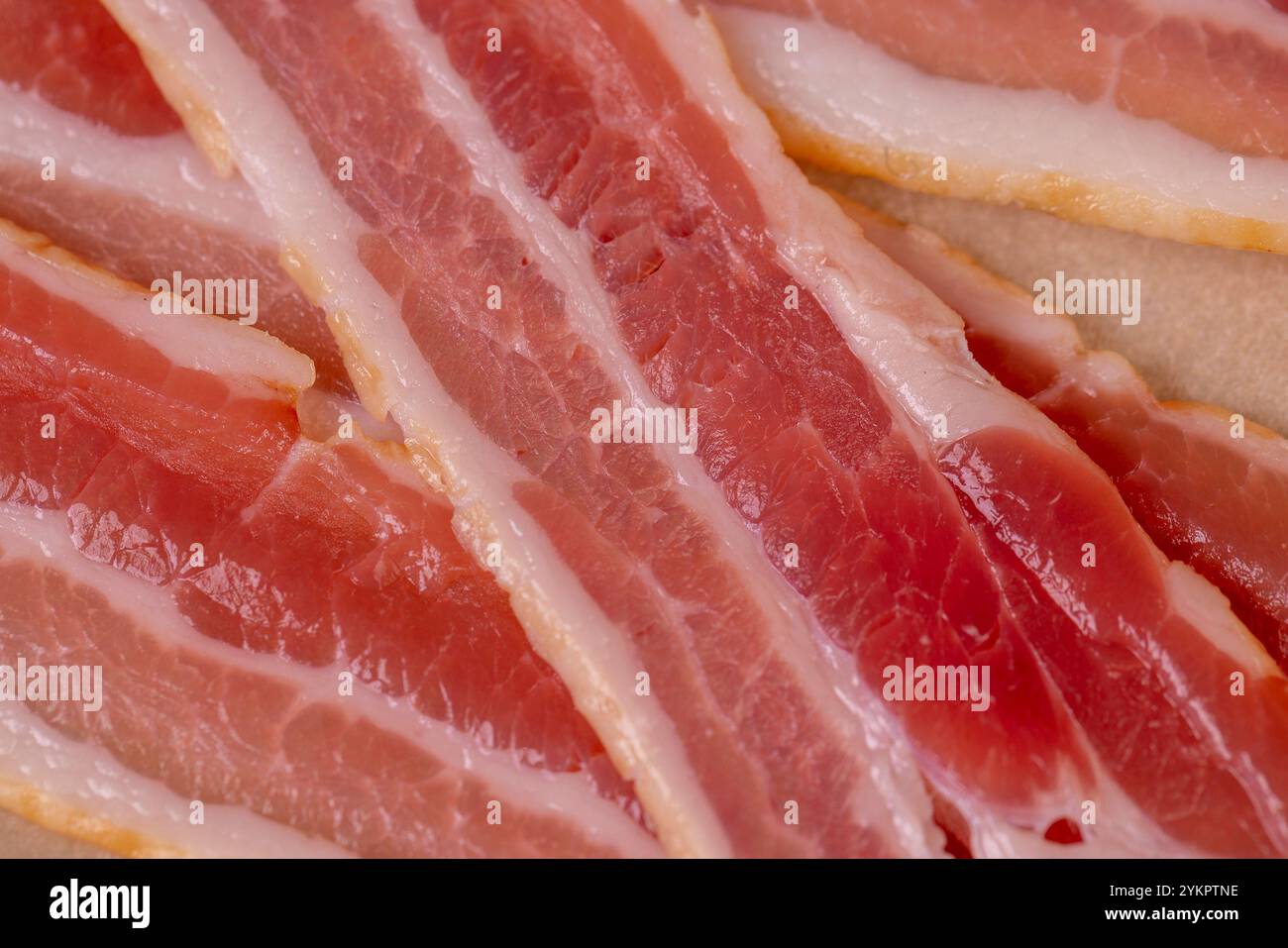 bacon de porc frais finement tranché avec viande et bacon, bacon finement tranché pour la cuisson Banque D'Images