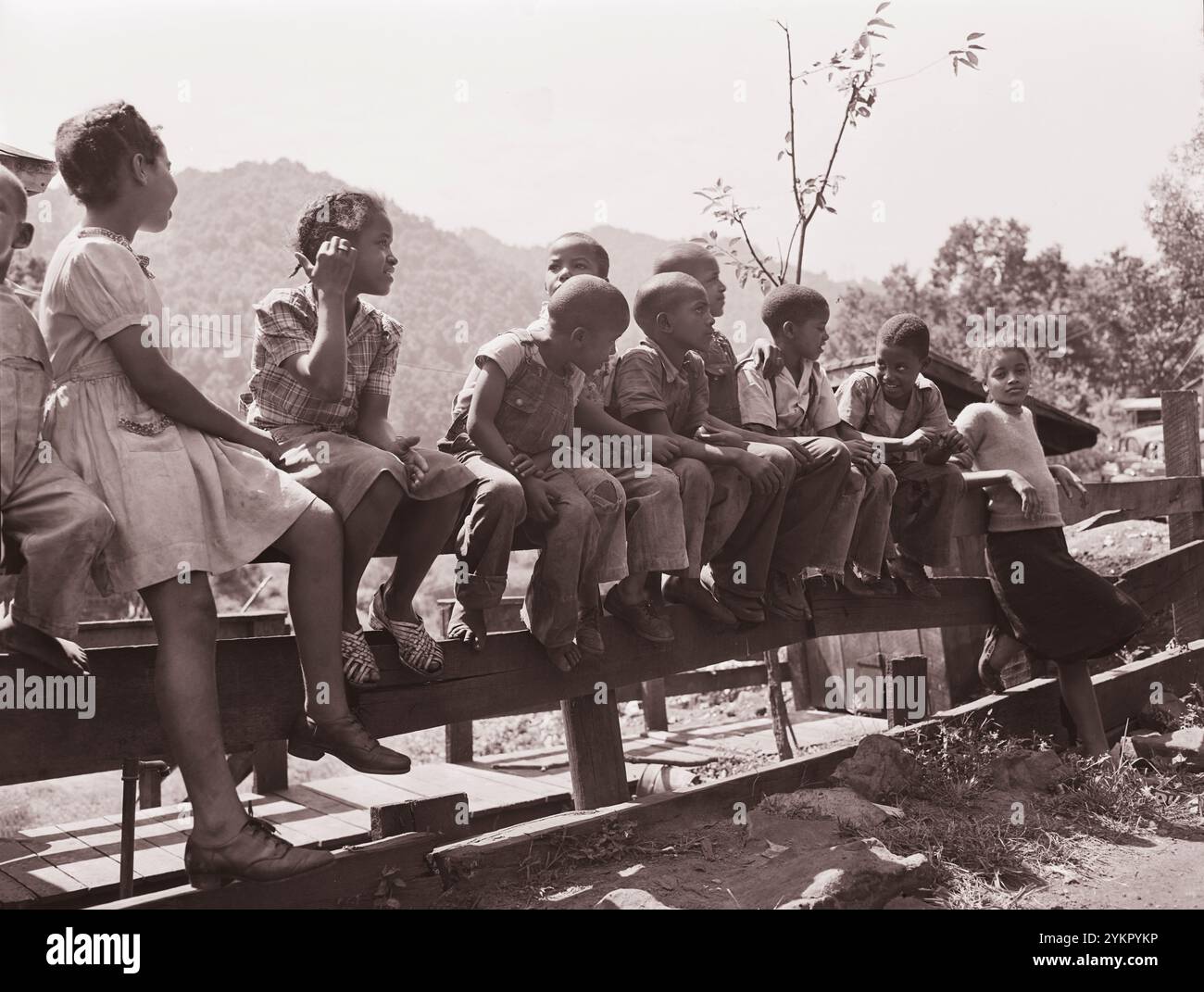 Photo vintage de la vie des mineurs américains. Enfants de mineurs sur la clôture devant la maison Howard. Gilliam Coal and Coke Company, Gilliam mine, Gilliam, comté de McDowell, Virginie-occidentale. ÉTATS-UNIS. Août 1946 Banque D'Images