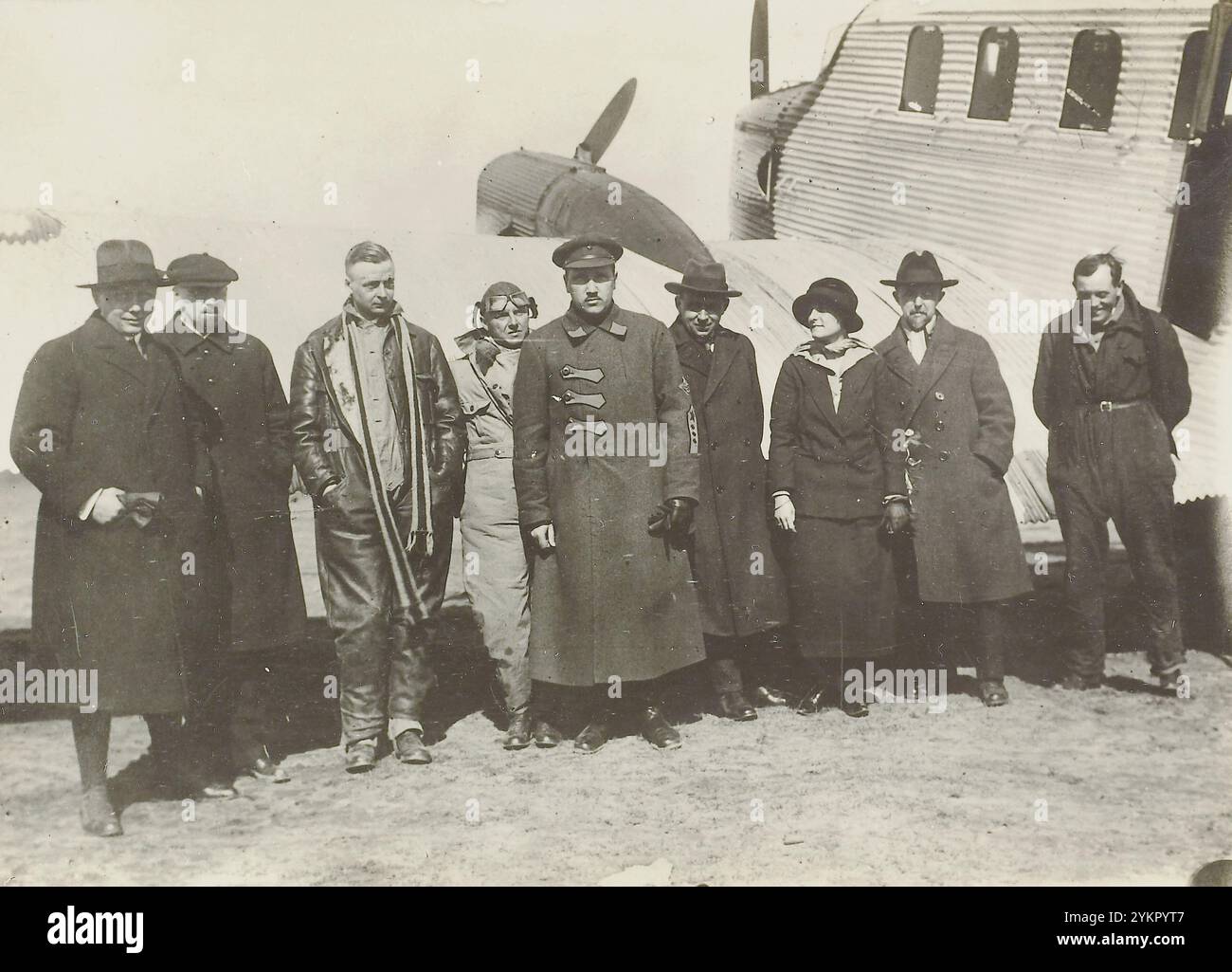 Photo vintage du commandant de l'armée rouge avec le grade de chef d'armée (Komandarm). A l'aéroport de Moscou, en arrière-plan un Junkers G 24. Union soviétique. Années 1920 Komandarm est l'abréviation du russe : chef de l'armée (commandant de l'armée / commandant de l'armée), et était un grade militaire utilisé en Union soviétique. Entre 1918 et 1935, il était un grade dans l'Armée rouge, à peu près équivalent à commandant de la flottille dans la flotte rouge. En 1935, le grade est divisé en deux, avant d'être aboli et remplacé par le général d'armée en 1940. Banque D'Images
