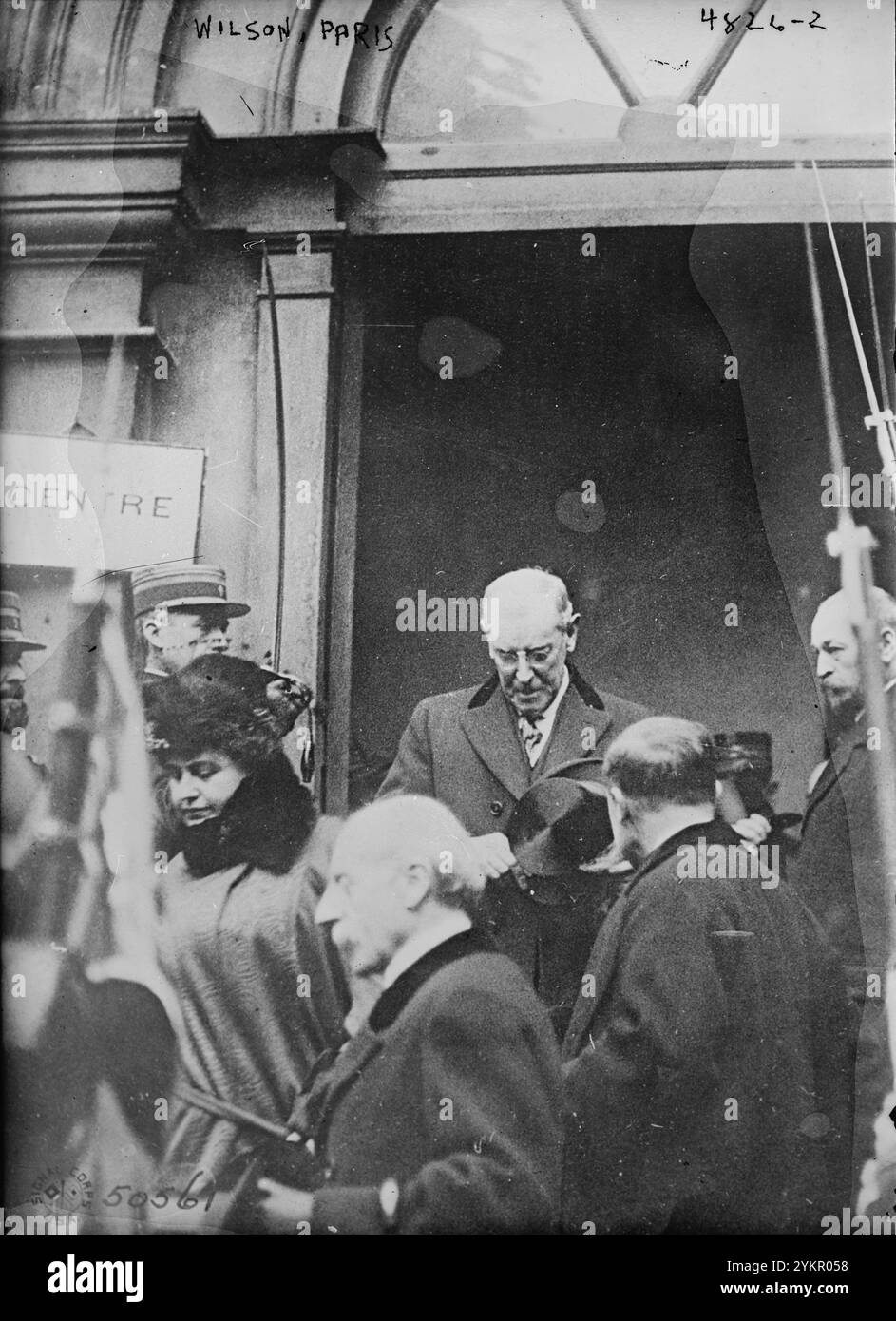 La photographie montre le président Woodrow Wilson (1856-1924) assistant à une réception pour Marshall Joffre à Paris lorsqu'il assista à la Conférence de paix de Paris après la première Guerre mondiale décembre 1918 Banque D'Images