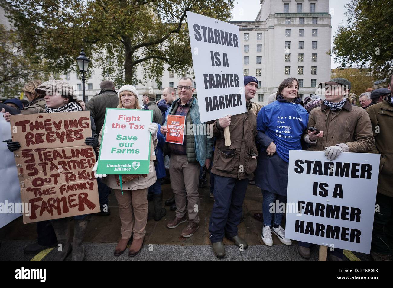 Londres, Royaume-Uni. 19 novembre 2024. Les agriculteurs britanniques se rassemblent en grand nombre à Westminster pour marcher et se rassemblent pour protester contre les changements à venir du Labour sur la façon dont la propriété agricole est taxée. Les agriculteurs ont réagi avec colère aux changements apportés aux entreprises agricoles, qui limitent l'allégement de 100 % accordé aux exploitations agricoles à seulement 1 million de livres sterling de biens agricoles et commerciaux combinés. Crédit : Guy Corbishley/Alamy Live News Banque D'Images