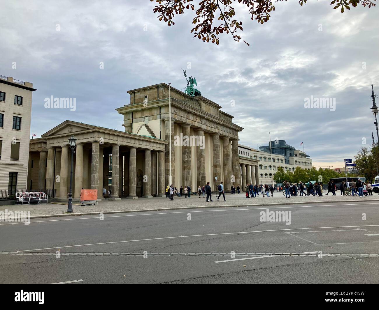 La porte de Brandebourg (Brandenburger Tor), un point de repère de Berlin et de l'Allemagne. Mitte, Berlin, Allemagne. 6 octobre 2023. - Image de stock capturée avec un smartphone