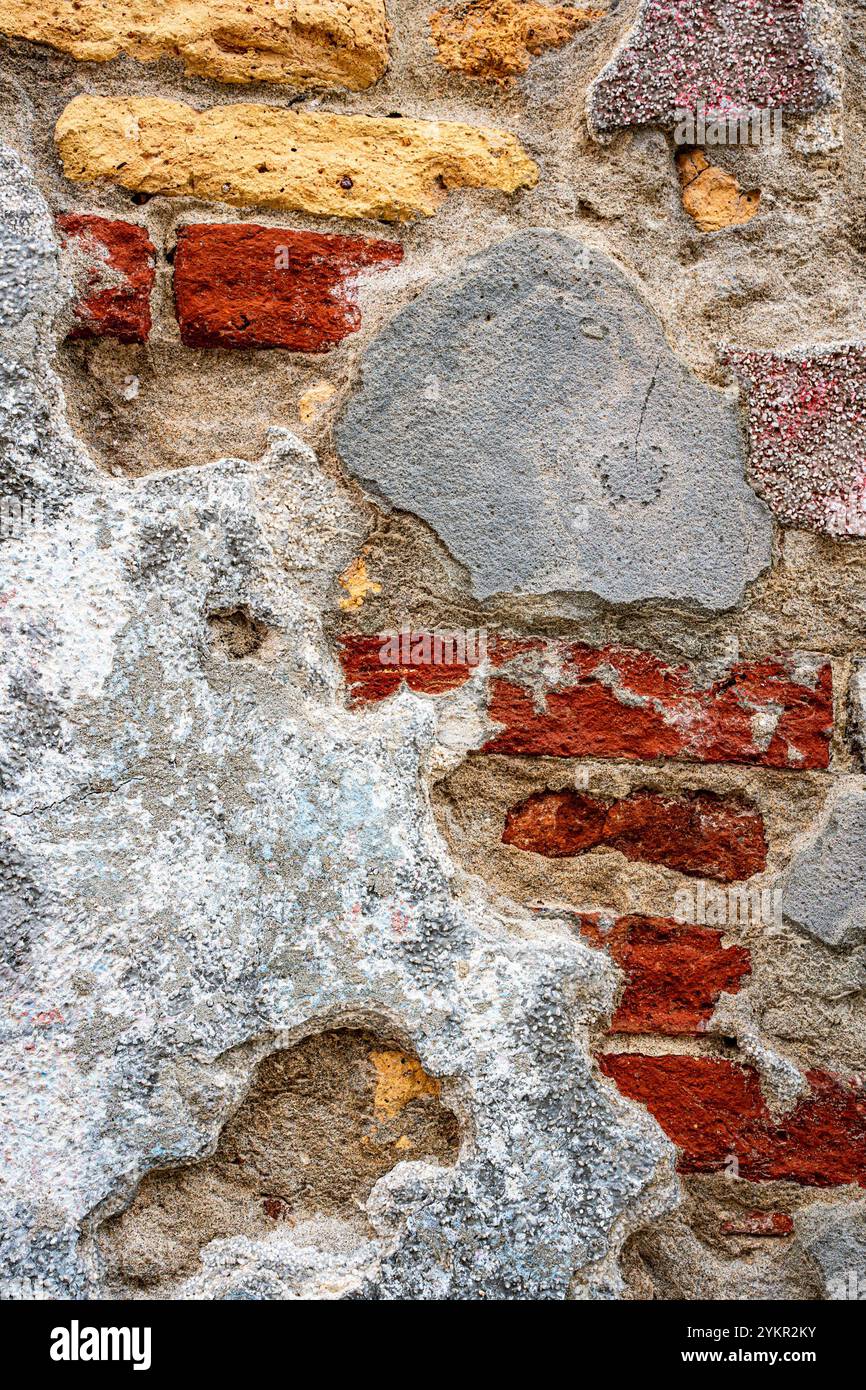 Vieux mur de ciment grunge fissuré, brique et mortier. Banque D'Images