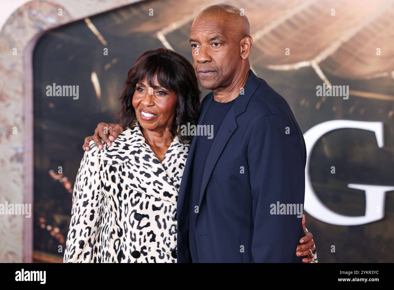 Hollywood, États-Unis. 18 novembre 2024. HOLLYWOOD, LOS ANGELES, CALIFORNIE, États-Unis - 18 NOVEMBRE : Pauletta Washington et son mari Denzel Washington arrivent à la première à Los Angeles de 'Gladiator II'' de Paramount Pictures qui s'est tenue au TCL Chinese Theatre IMAX le 18 novembre 2024 à Hollywood, Los Angeles, Californie, États-Unis. (Photo de Xavier Collin/image Press Agency) crédit : image Press Agency/Alamy Live News Banque D'Images