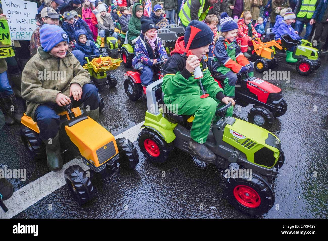 Londres, Royaume-Uni. 19 novembre 2024 des enfants conduisent des tracteurs jouets sur la place du Parlement lors d'un rassemblement d'agriculteurs alors que des milliers d'agriculteurs sont descendus sur Whitehall pour protester contre les modifications de l'impôt sur les successions annoncées par la chancelière Rachel Reeves dans le budget le mois dernier. Les agriculteurs disent qu'il sera de plus en plus difficile de transmettre les exploitations de génération en génération en raison des coûts fiscaux supplémentaires. Crédit. Amer Ghazzal/Alamy Live News Banque D'Images