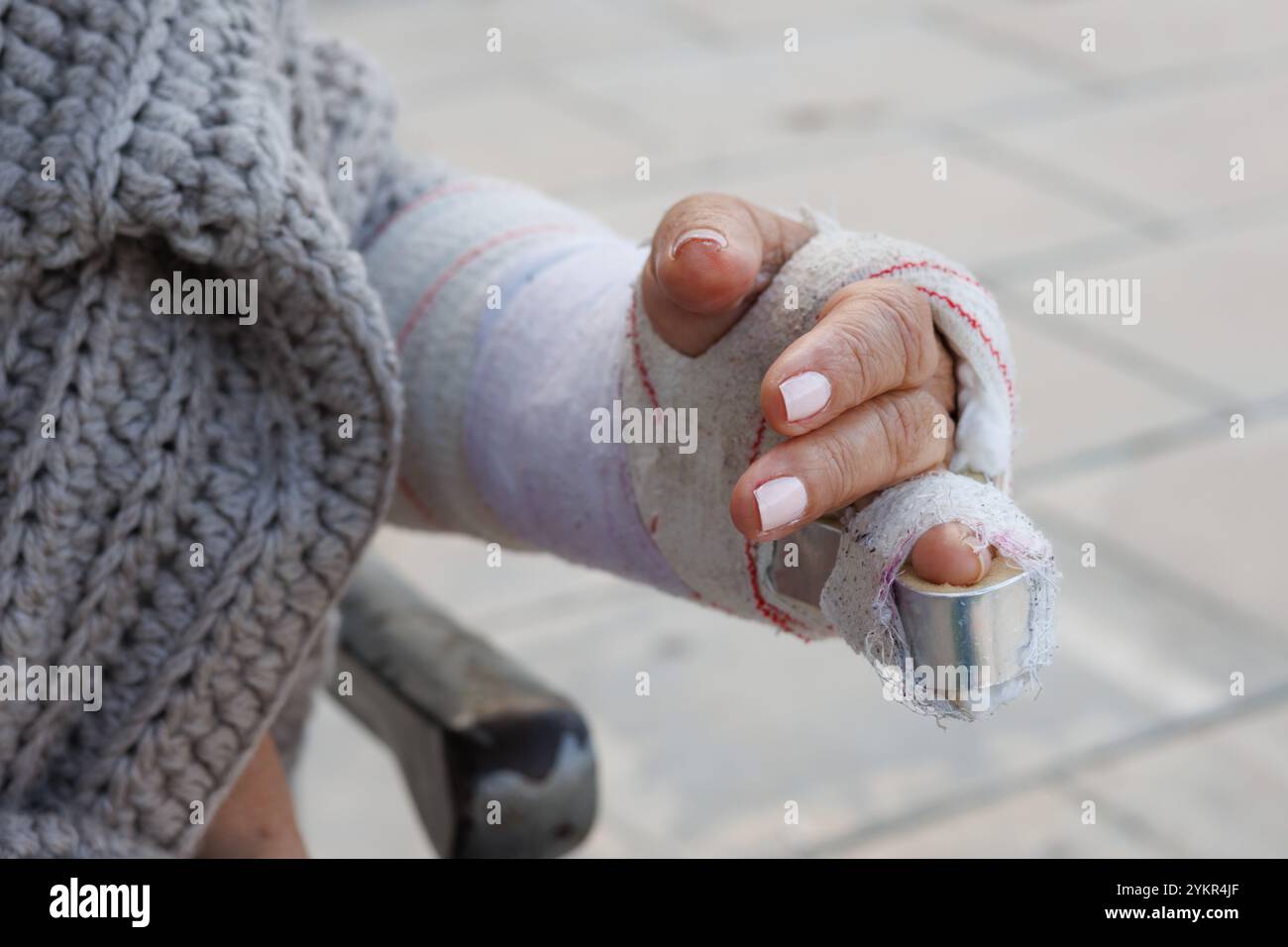 Bandage avec attelle pour immobiliser une fracture ou une blessure à l'annulaire Banque D'Images