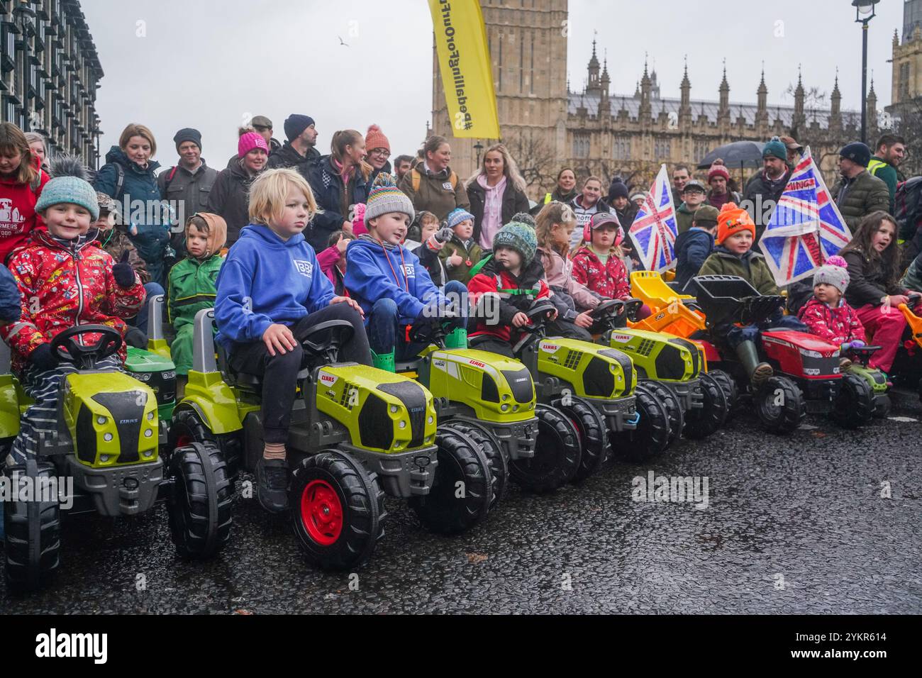 Londres, Royaume-Uni. 19 novembre 2024 des enfants conduisent des tracteurs jouets sur la place du Parlement lors d'un rassemblement d'agriculteurs alors que des milliers d'agriculteurs sont descendus sur Whitehall pour protester contre les modifications de l'impôt sur les successions annoncées par la chancelière Rachel Reeves dans le budget le mois dernier. Les agriculteurs disent qu'il sera de plus en plus difficile de transmettre les exploitations de génération en génération en raison des coûts fiscaux supplémentaires. Crédit. Amer Ghazzal/Alamy Live News Banque D'Images