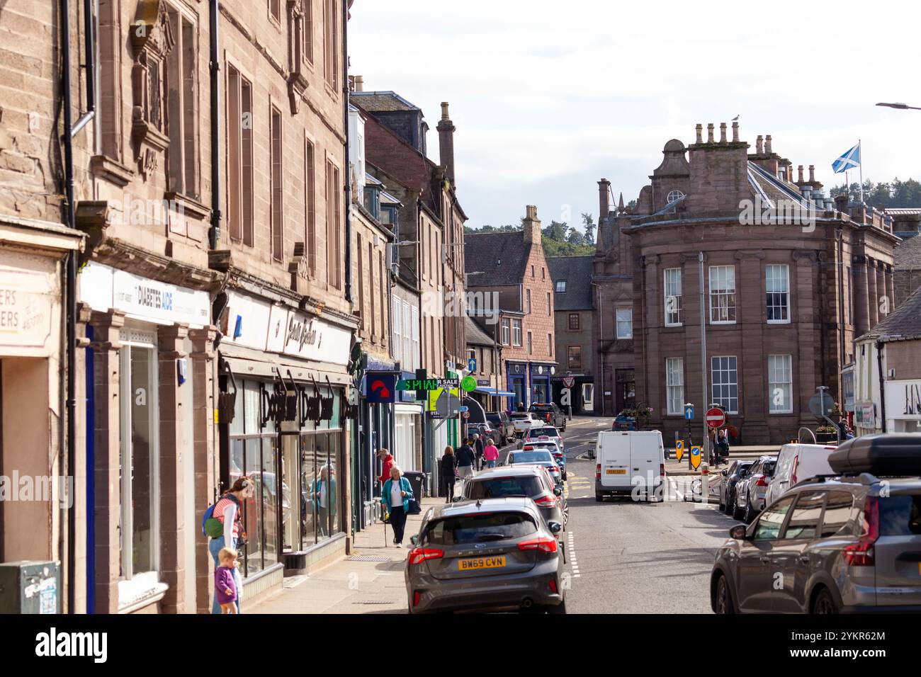 Castle Street, Forfar, et l'arrière incurvé de l'hôtel de ville, Angus, Écosse Banque D'Images