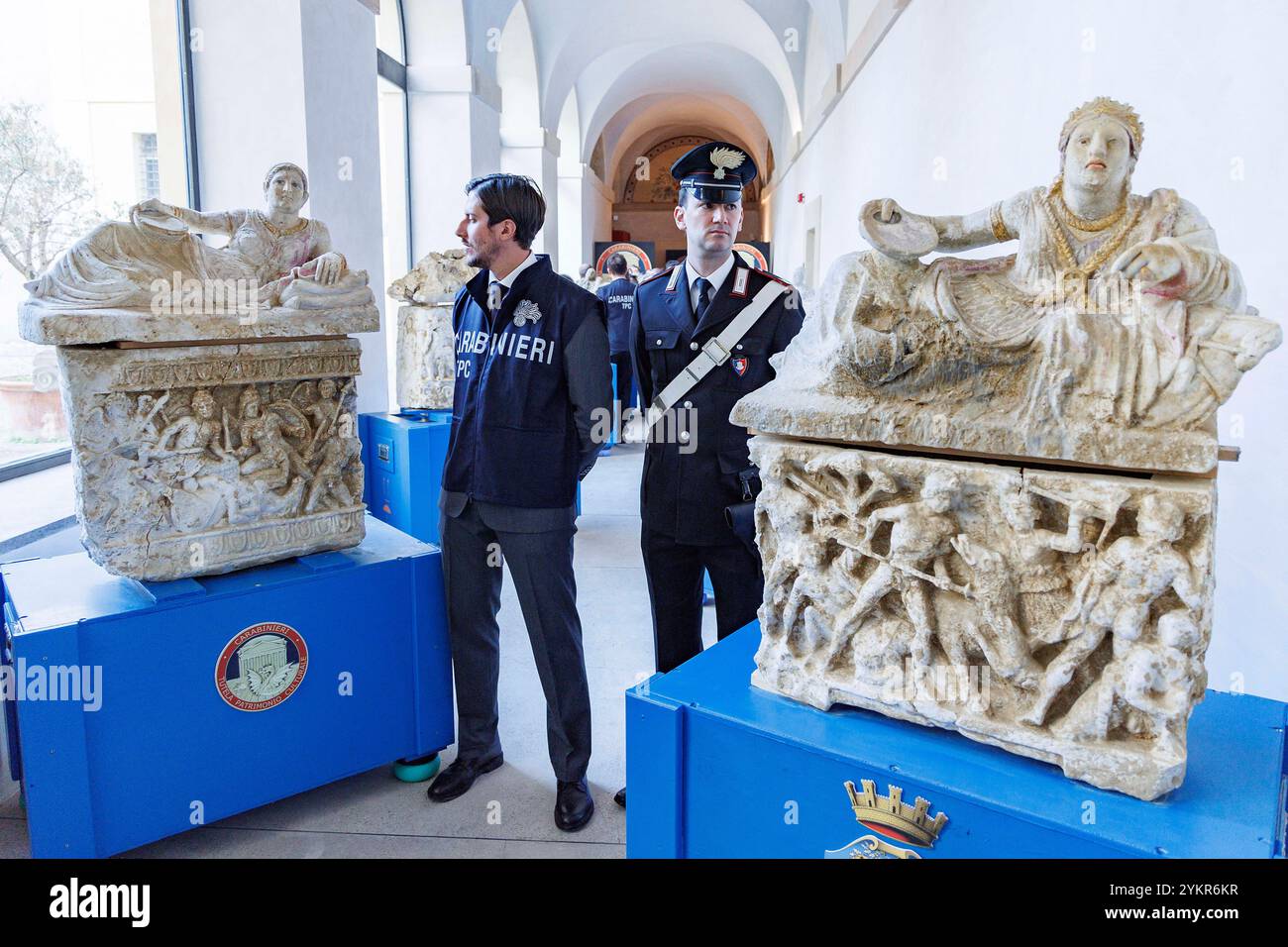 Roma, Italie. 19 novembre 2024. La presentazione del reperti archeologici sequestrati dai carabinieri del Nucleo tutela patrimonio artistico venuti alla luce a seguito di scavi illegali in Citt&#xe0 ; della Pieve, Roma, Marted&#xec;, 19 novembre 2024 (Foto Roberto Monaldo/LaPresse) présentation des découvertes archéologiques saisies par les carabinieri de la protection du patrimoine artistique nit, près de Rome, mardi 19 novembre 2010 2024 (photo de Roberto Monaldo/LaPresse) crédit : LaPresse/Alamy Live News Banque D'Images