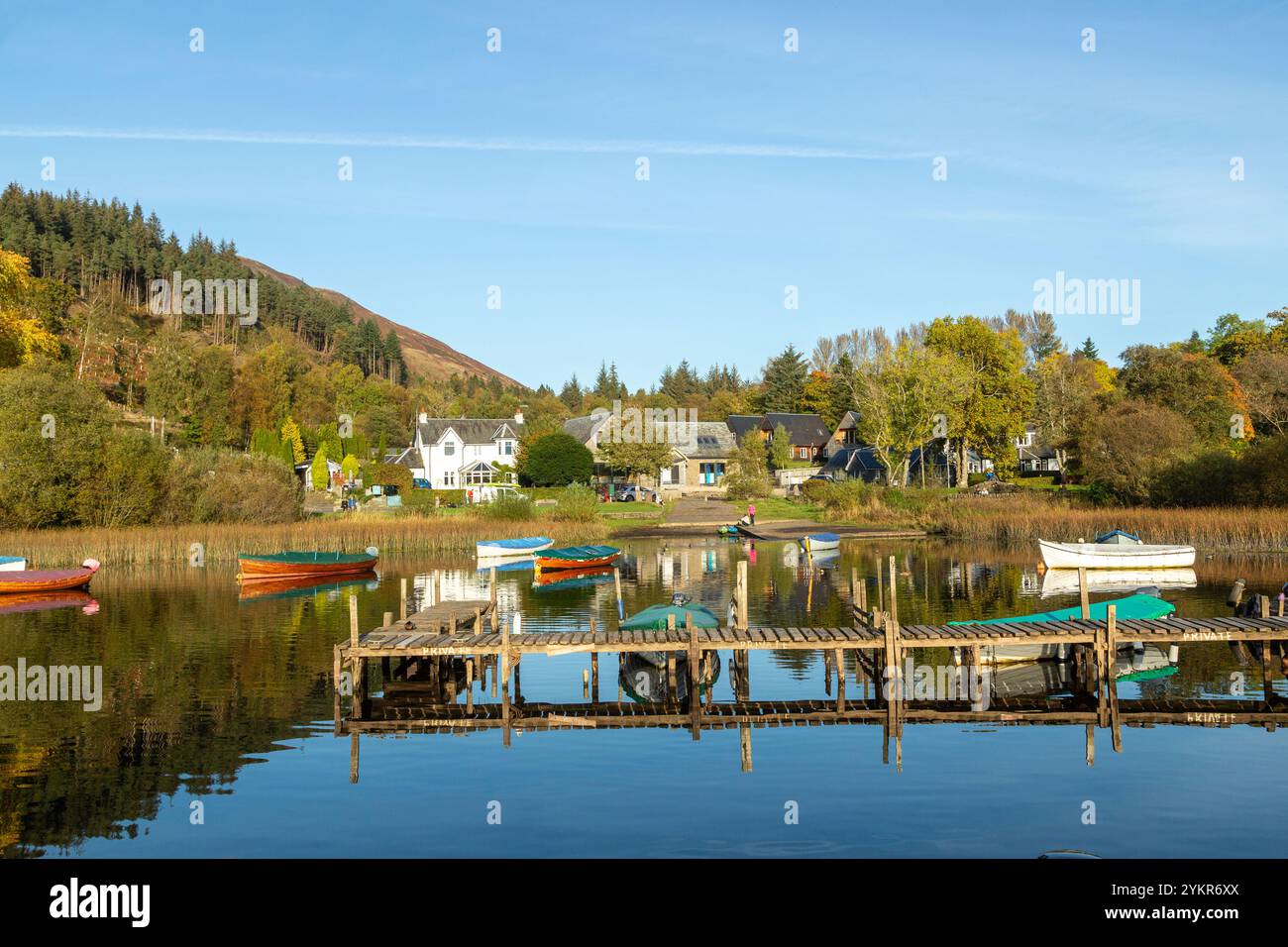 La West Highland Way passe devant le chantier naval de Balmaha sur les rives du Loch Lomond Banque D'Images