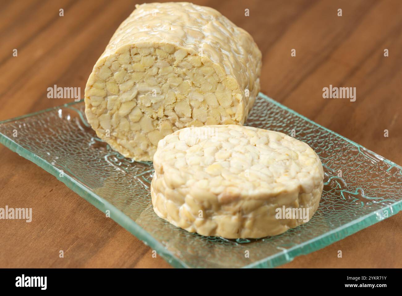 Le tempeh ou tempe est un aliment traditionnel indonésien à base de soja fermenté Banque D'Images