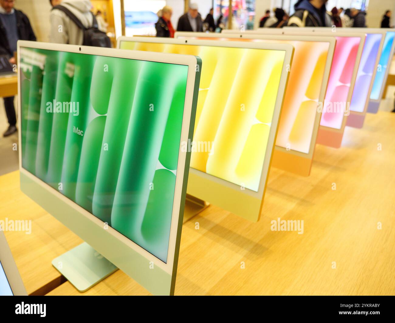 Présentoirs d'ordinateur iMac colorés à l'intérieur de l'Apple Store, Regent Street, Londres, Royaume-Uni Banque D'Images