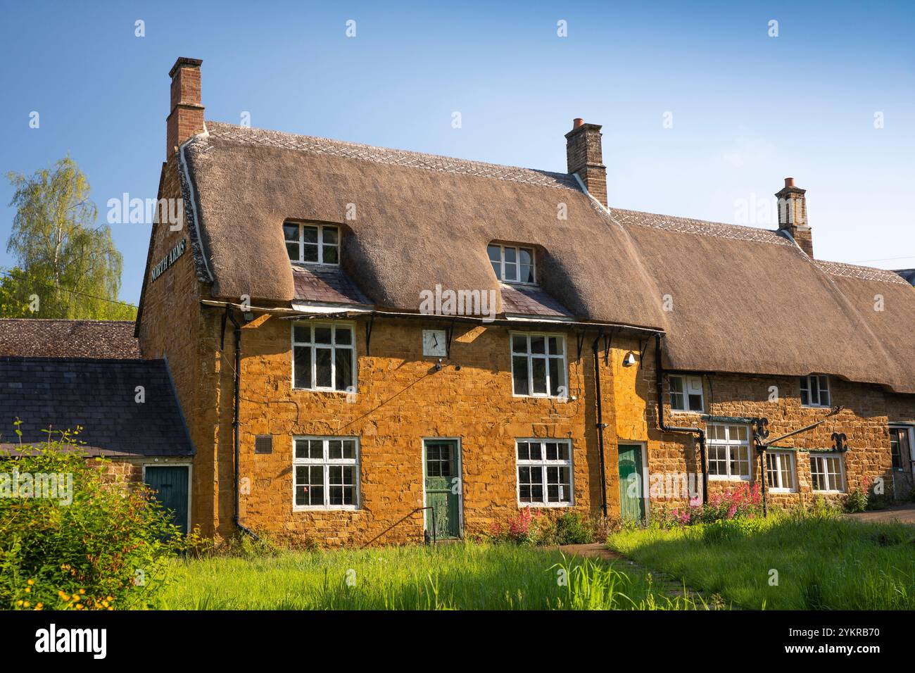 Royaume-Uni, Angleterre, Oxfordshire, Wroxton, Mills Lane, ancien pub au toit de chaume de North Arms, aujourd'hui maison privée Banque D'Images