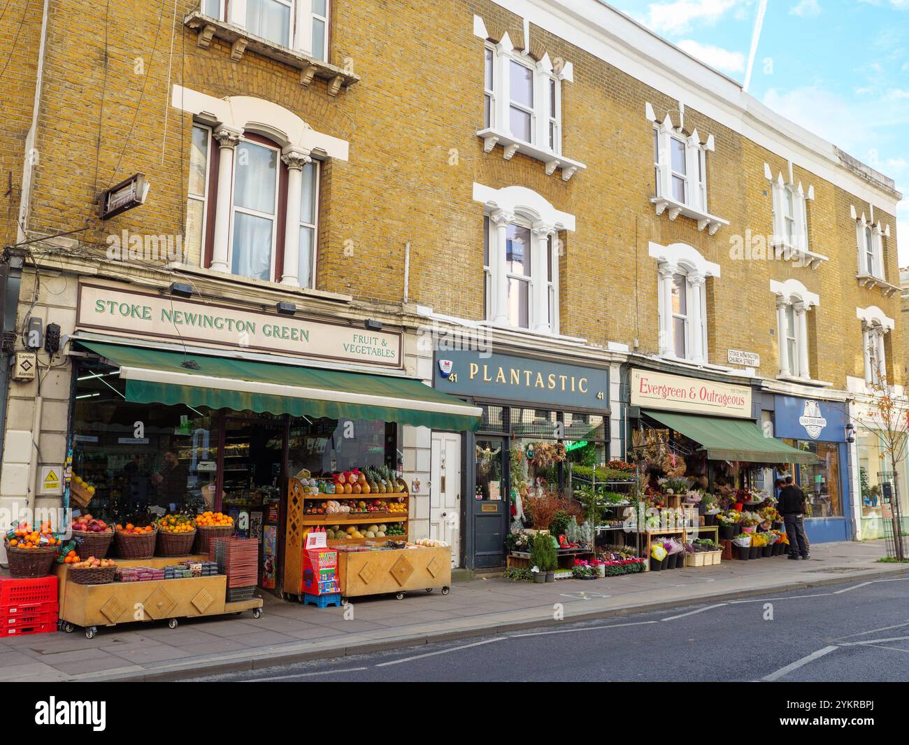 Petits magasins indépendants locaux sur Stoke Newington Church Street, Hackney, Londres, Royaume-Uni Banque D'Images
