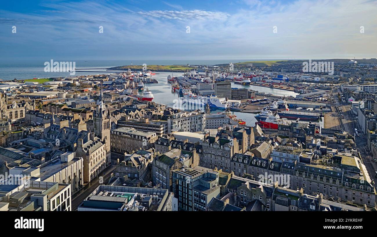 Aberdeen Écosse vue au-delà de la tour de l'horloge d'Aberdeen Town House jusqu'au port Banque D'Images