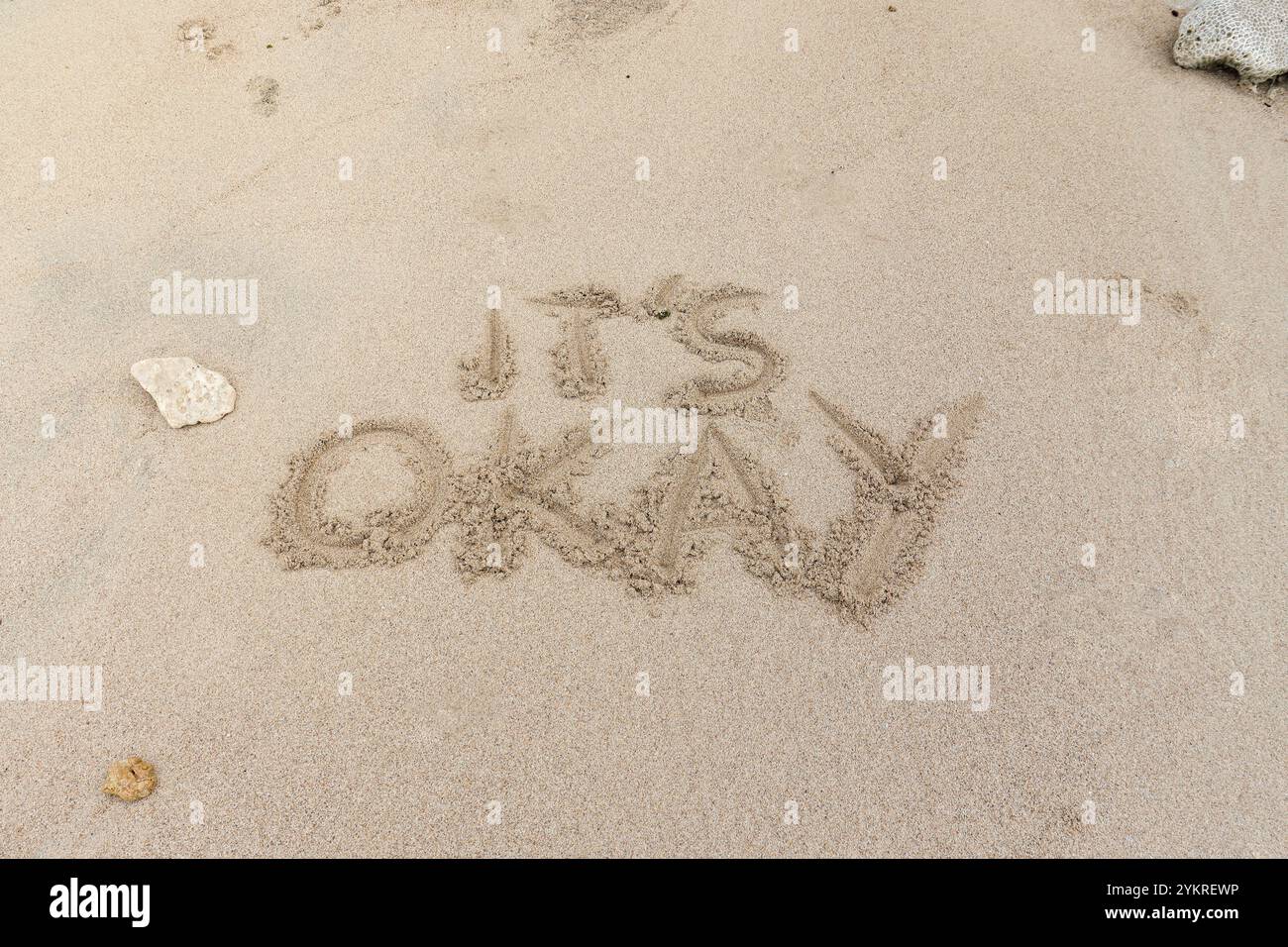 Motivation citations il est correct écrit dans le sable de la plage Banque D'Images