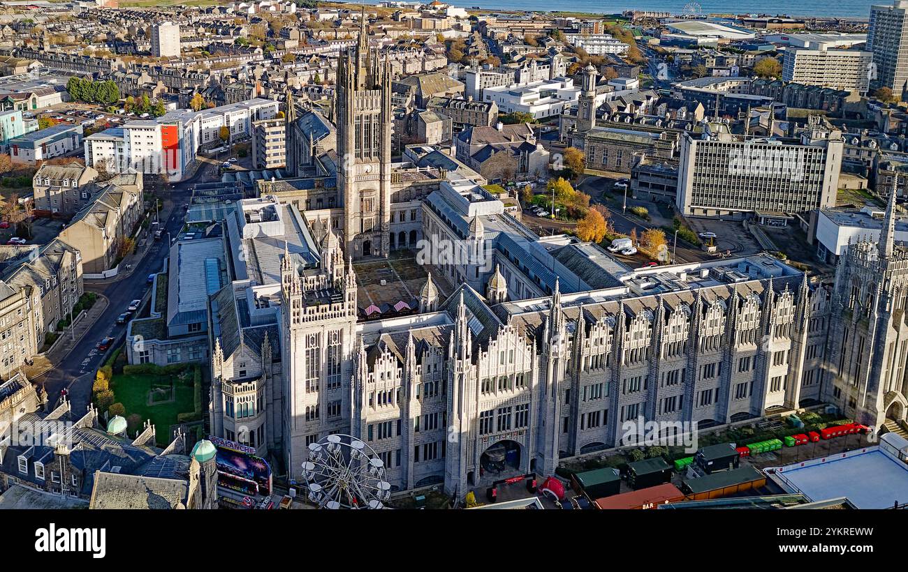 Aberdeen Scotland Marischal College et le village de Noël ou foire dans Broad Street Banque D'Images