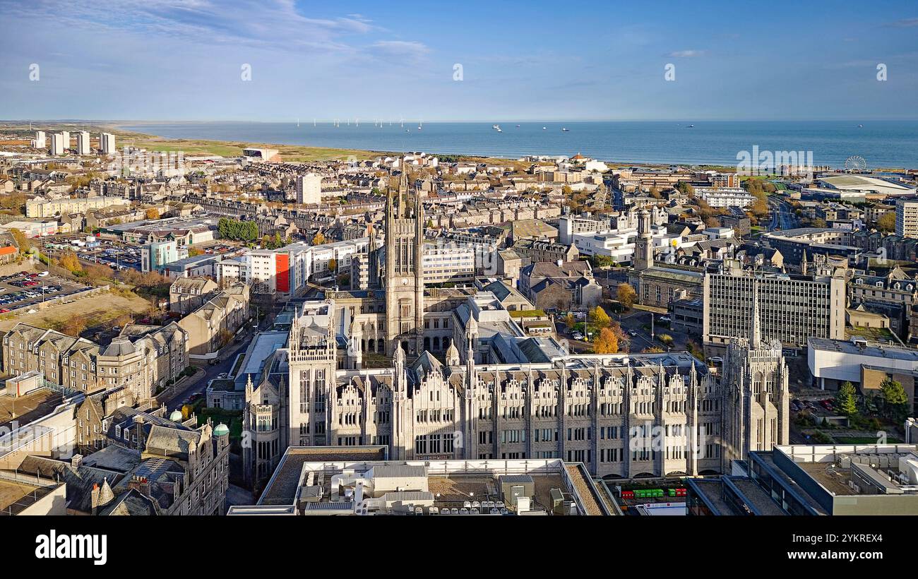 Aberdeen Écosse Marischal College Broad Street The Tower Pinnacles de granit sur la façade et Greyfriars Church Tower Banque D'Images
