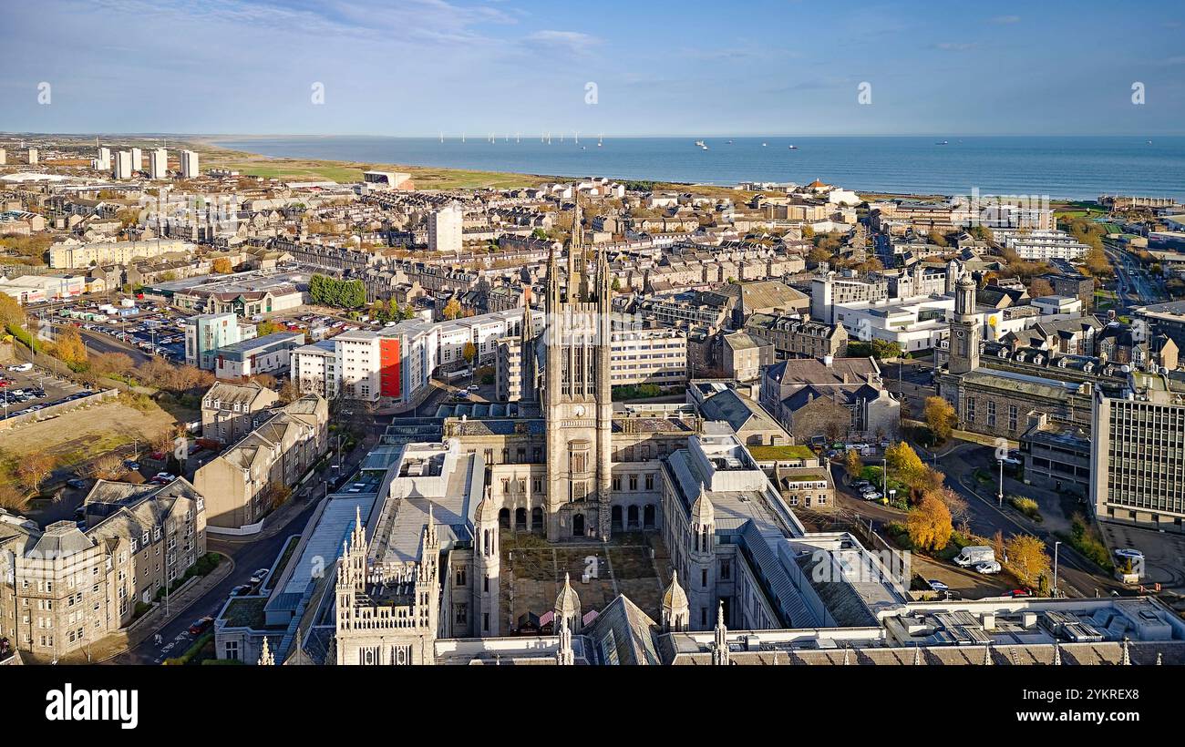 Aberdeen Écosse Marischal College à Broad Street la mer au loin Banque D'Images