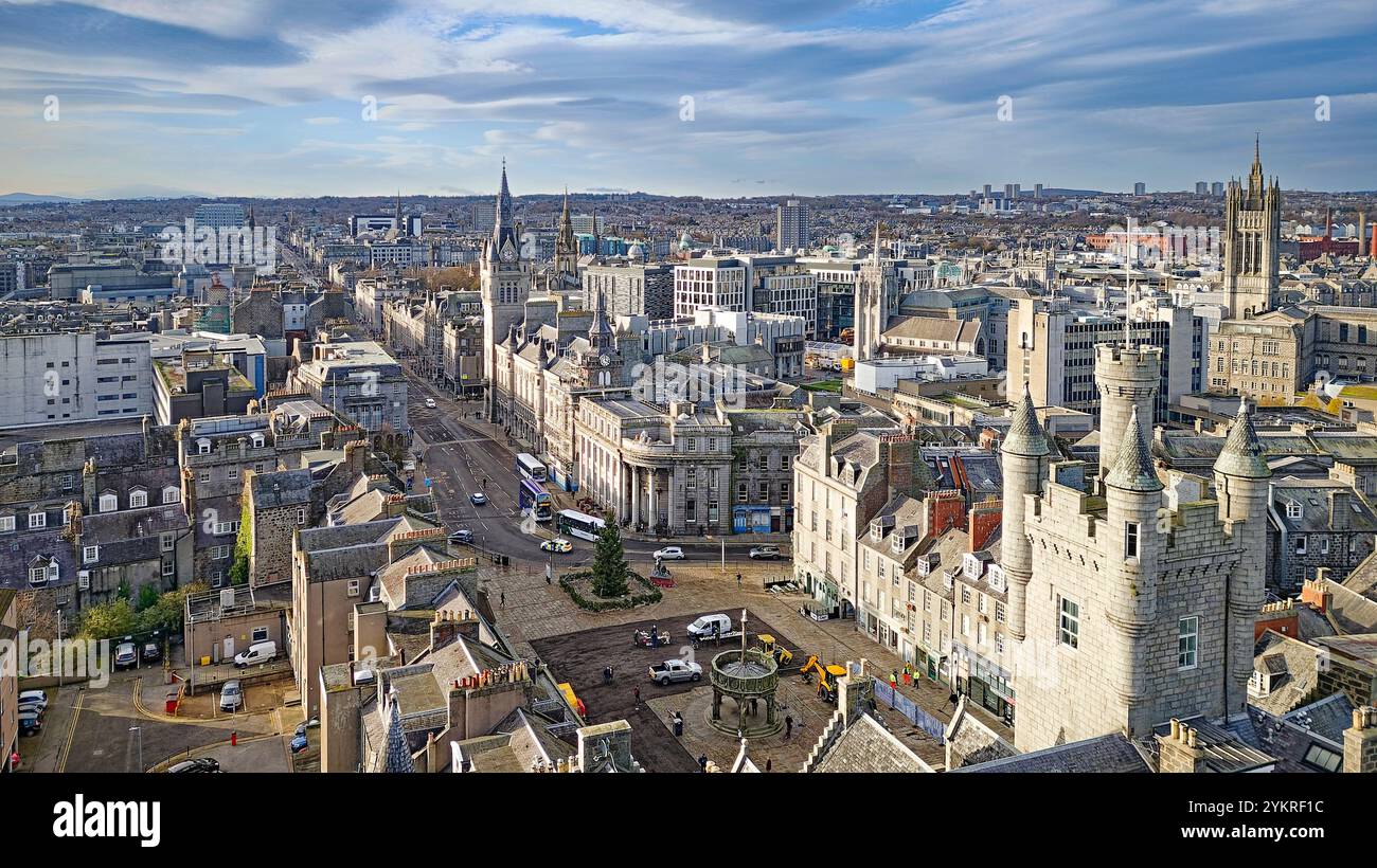 Aberdeen Écosse vue sur la Tour de l'Armée du Salut Mercat Cross Christmas Tree Castle Street et la Town House Clock Tower Banque D'Images