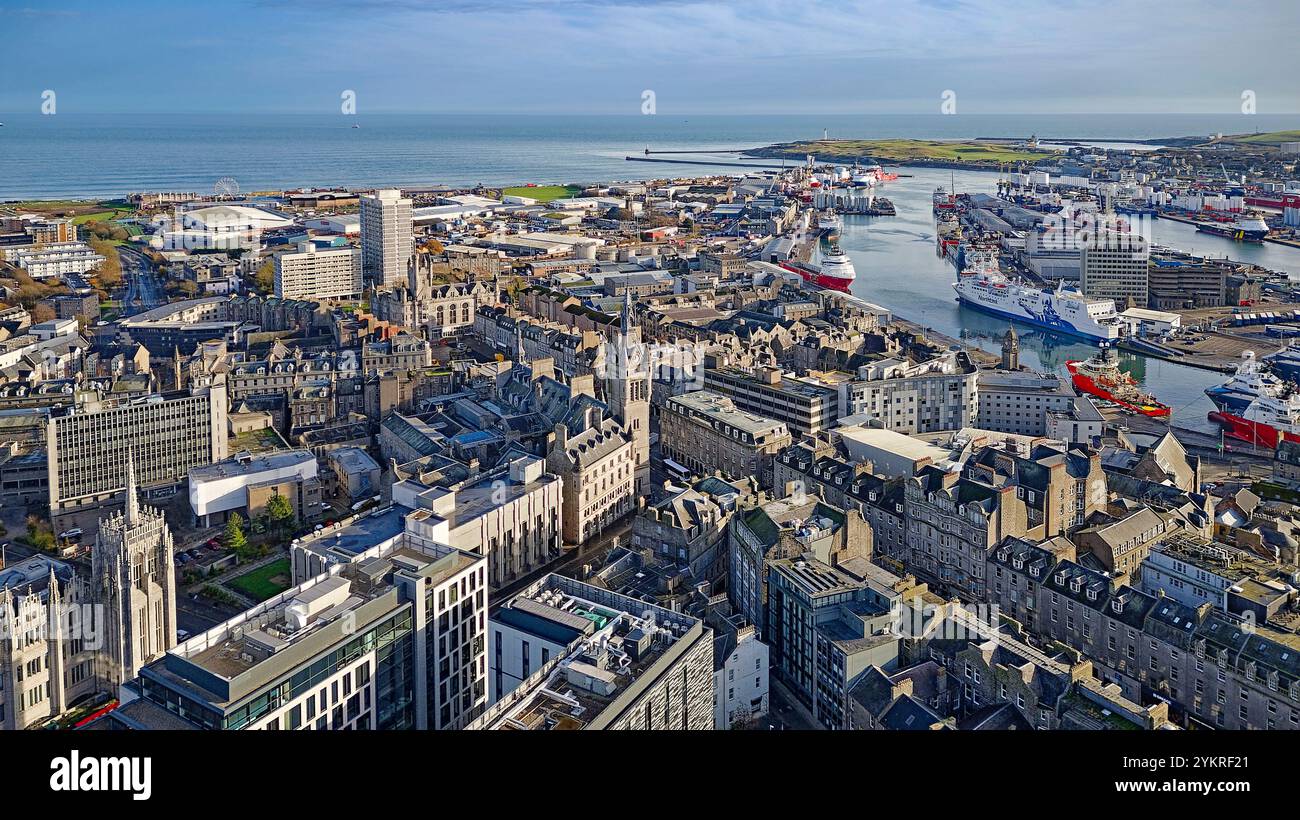 Aberdeen Écosse vue sur Union Street The Town House Tower vers le port et la plage Banque D'Images