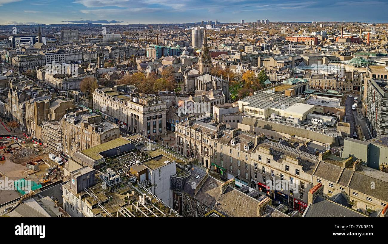 Aberdeen Écosse vue sur Union Street jusqu'à la chapelle Mary entourée d'arbres en automne Banque D'Images