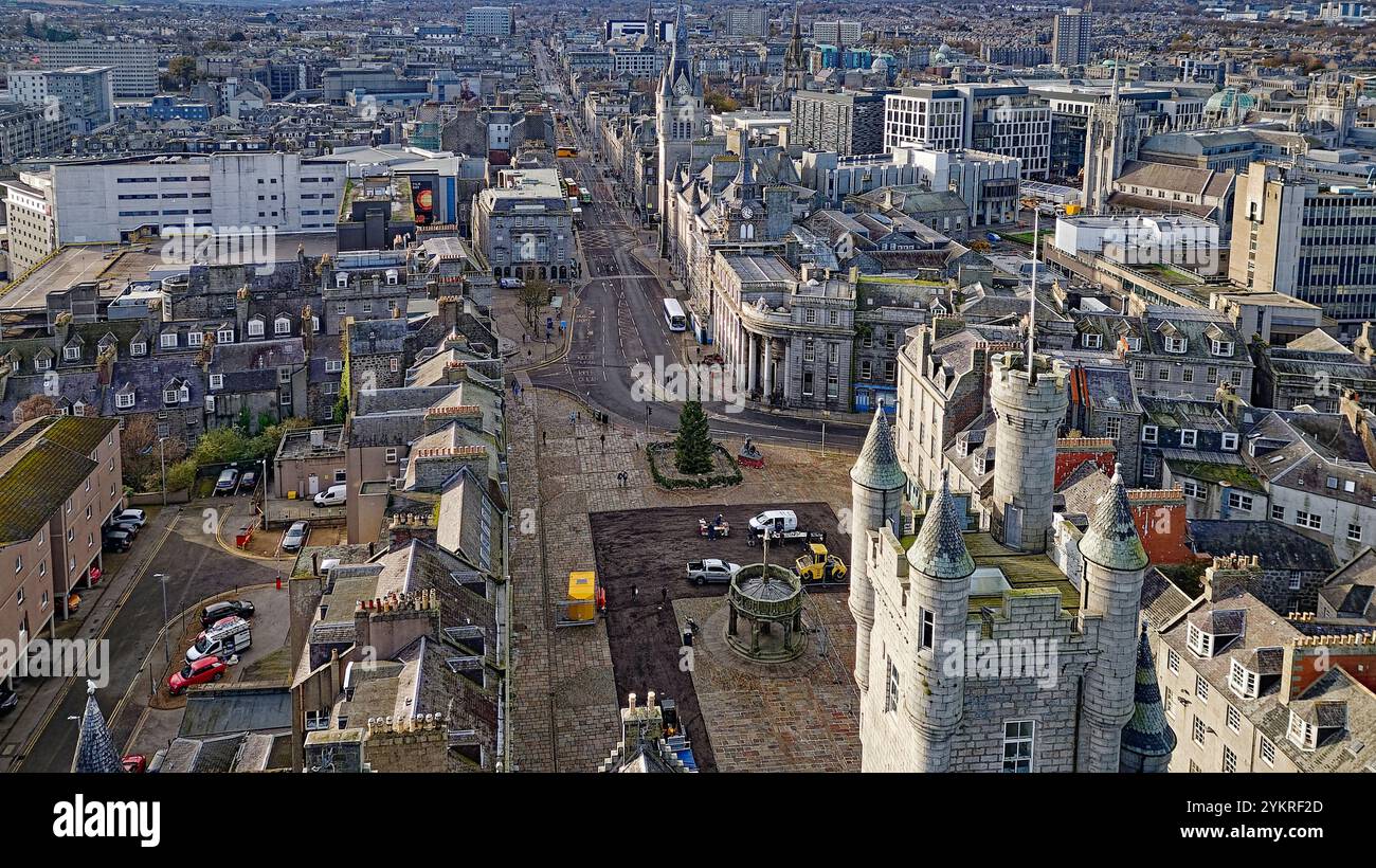 Aberdeen Écosse vue sur la tour de l'Armée du Salut Mercat Cross Christmas Tree Union Street et Town House Clock Tower Banque D'Images