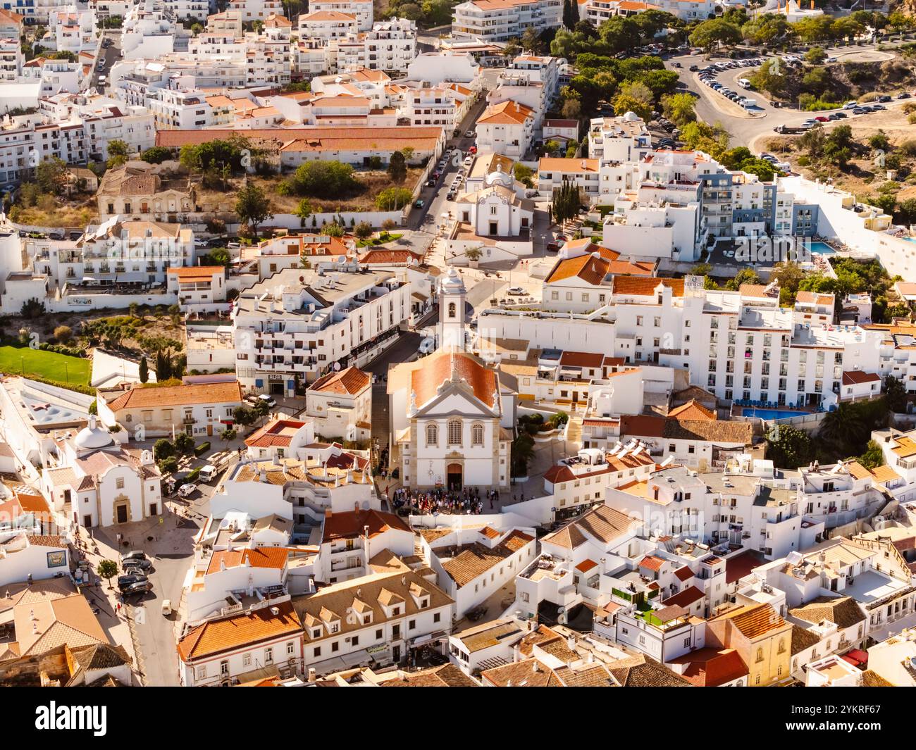 Vue aérienne des maisons résidentielles et de l'église mère à Albufeira, Algarve - Portugal Banque D'Images