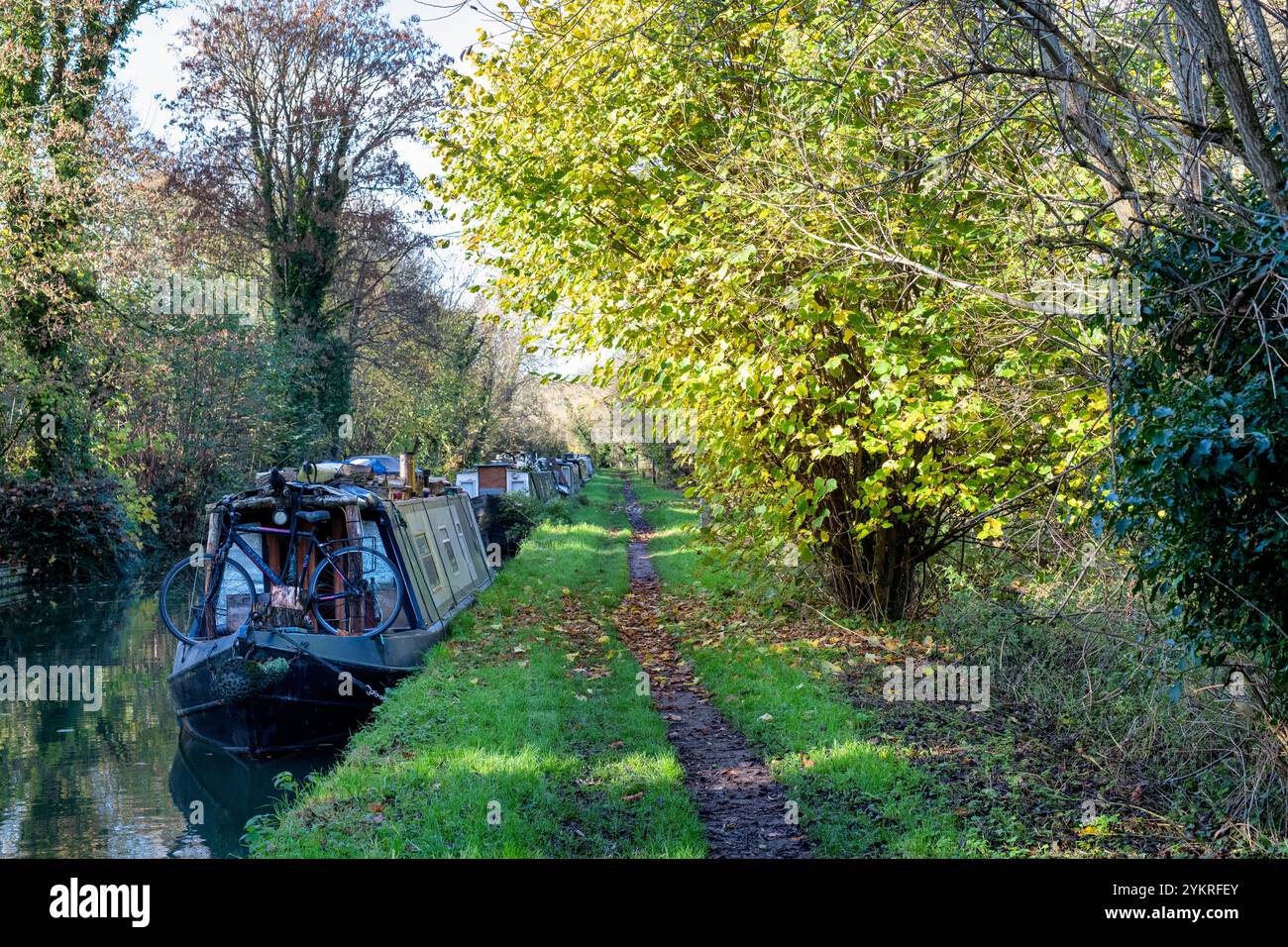 Bateaux étroits sur le canal d'oxford en automne. Lower Heyford, Bicester, Oxfordshire, Angleterre Banque D'Images